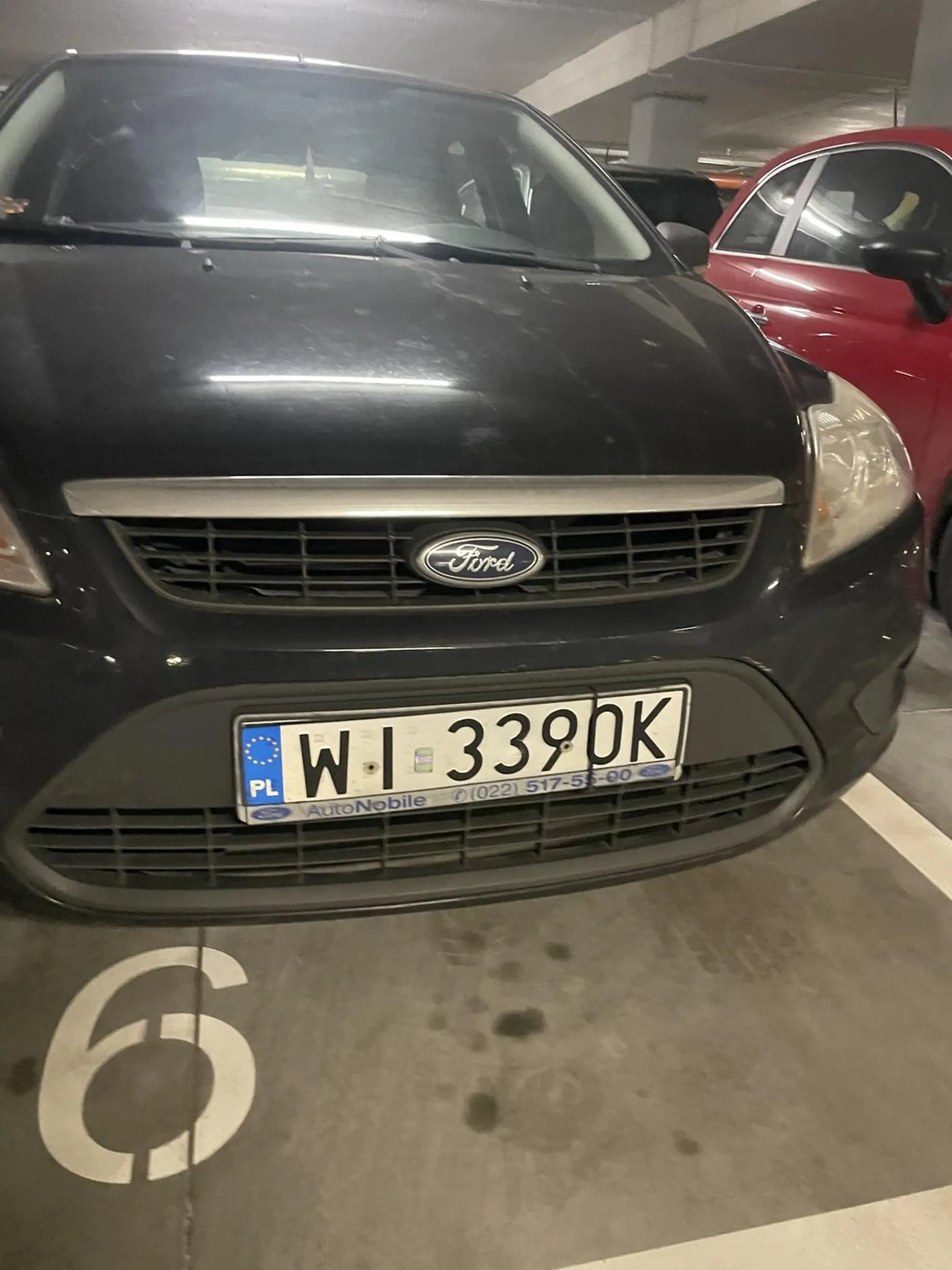 Bezczelnie parkuje na nie swoim miejscu parkingowym.