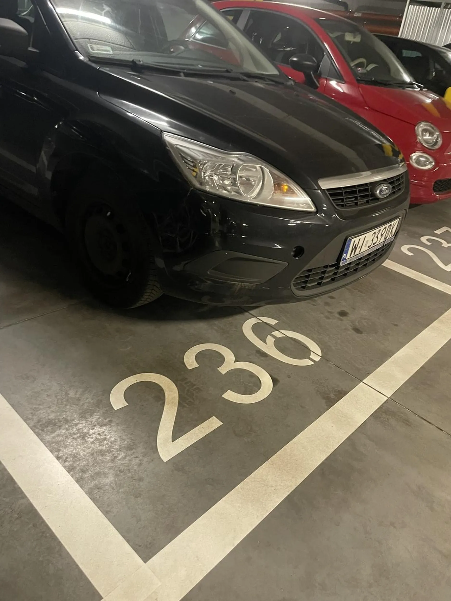 Bezczelnie parkuje na nie swoim miejscu parkingowym.