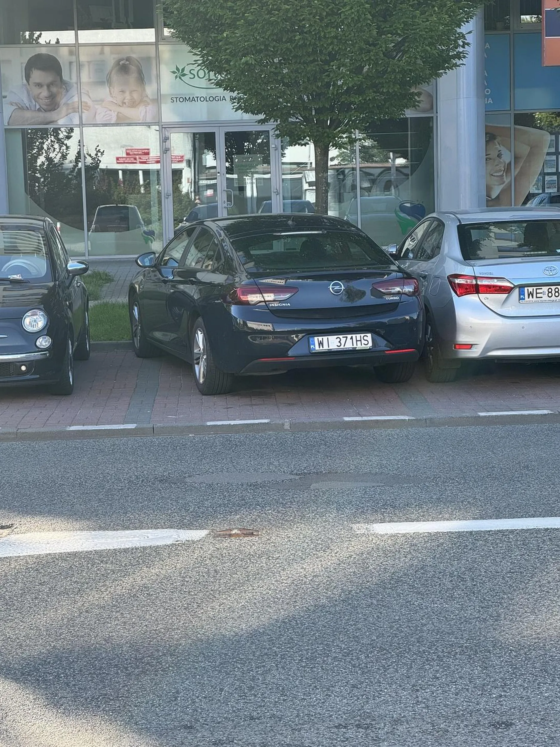 Naucz się parkować kobieto. Na milimetry wjeżdża skośnie na miejsce przystosowane do parkowania prostopadłego.