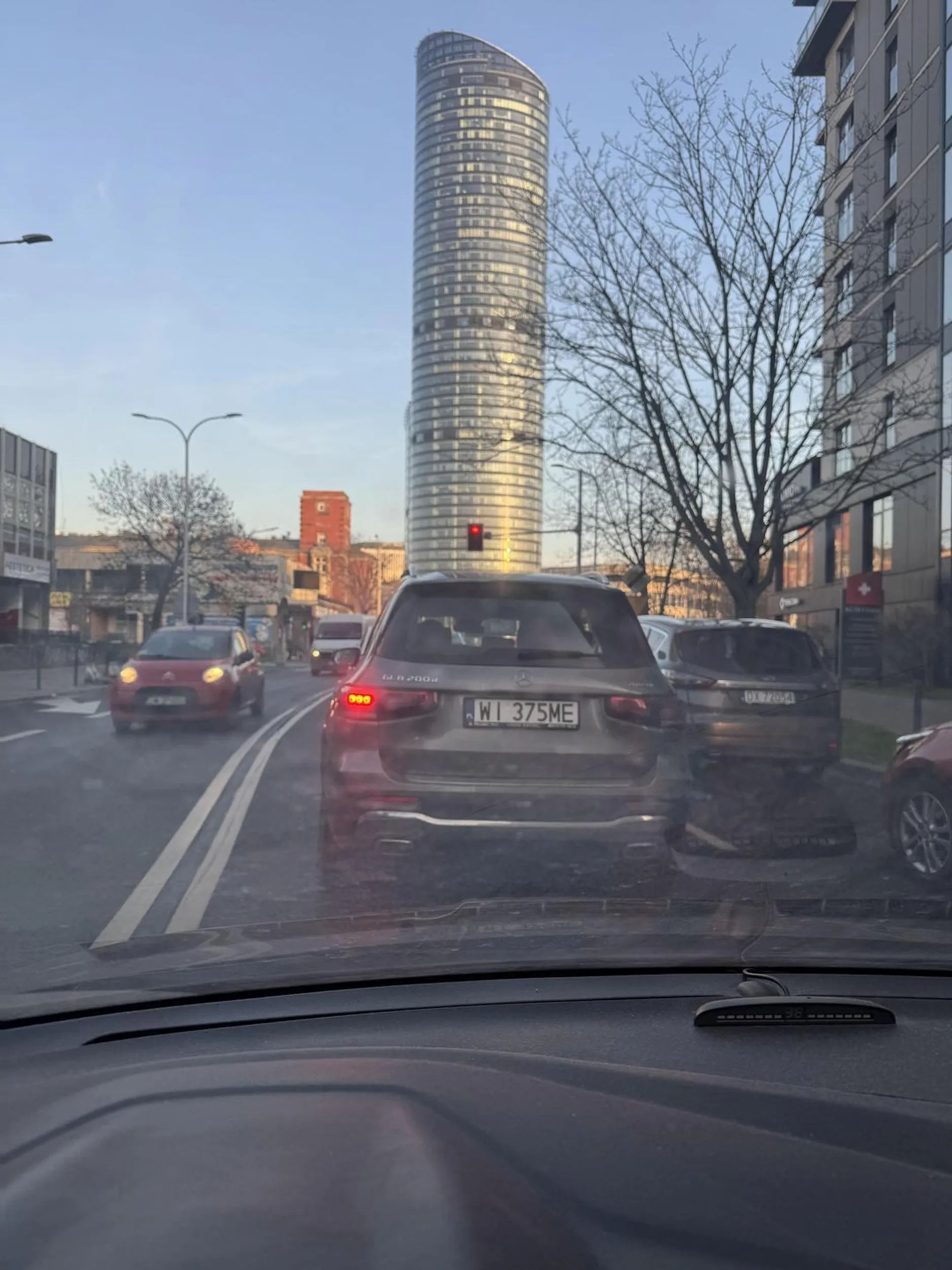 Wymusza pierwszeństwo i ma w dupie innych w ruchu