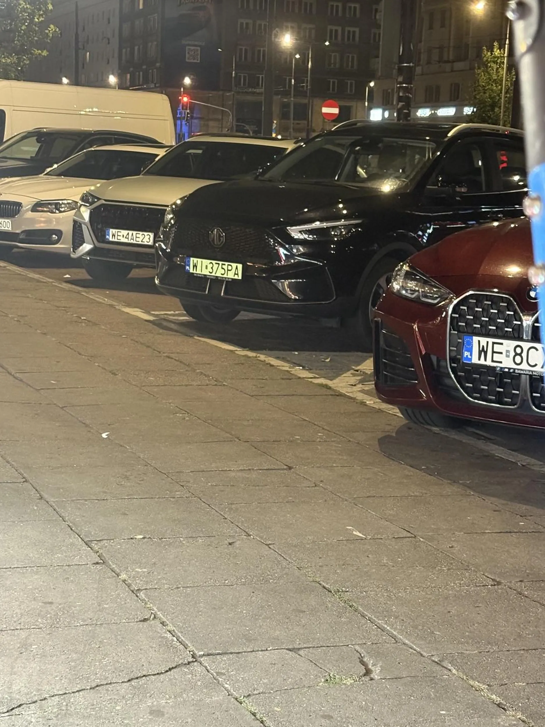 chłop nie umie parkowac, identyfikuje sie jako zjeb, nie pozdrawiam