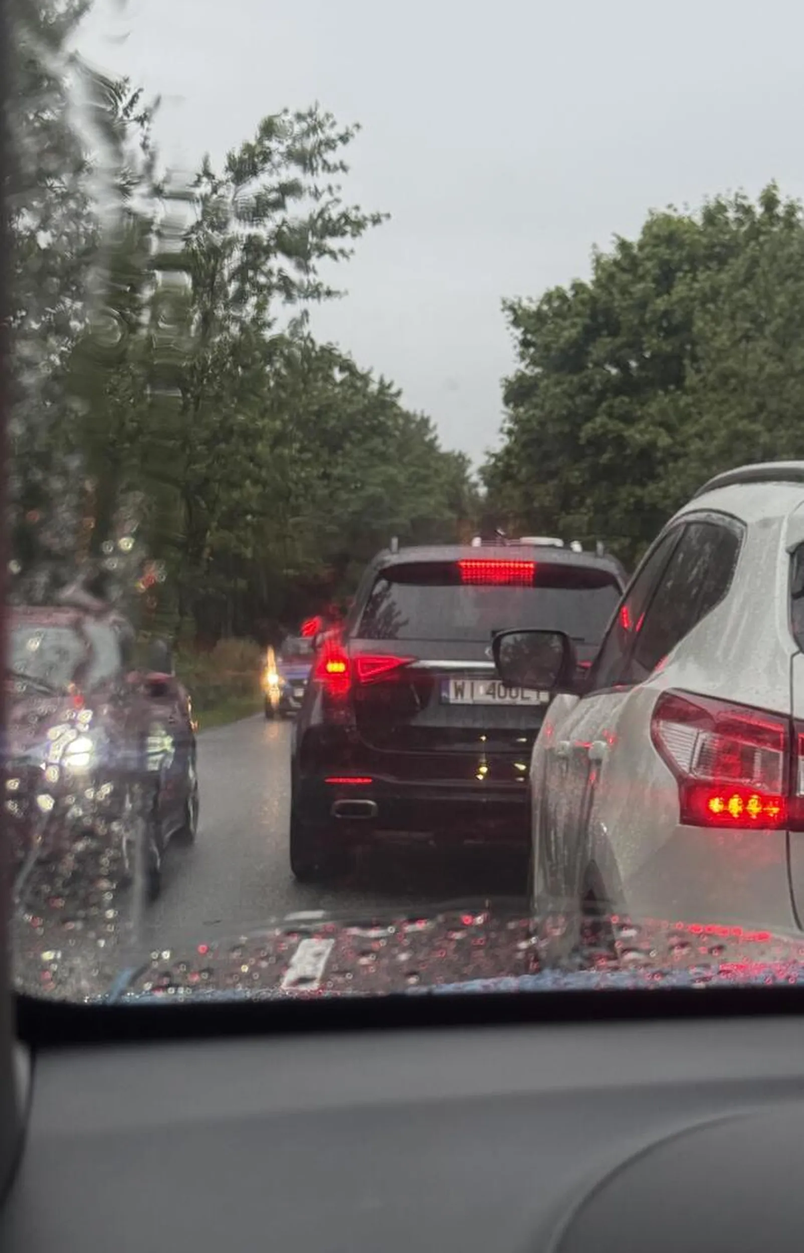 Wyprzedza sznur samochodów i w ostatniej chwili zajeżdża drogę innym samochodom w korku, aby uniknąć kolizji czołowej z autami jadącymi z naprzeciwka stwarzając duże zagrożenie.