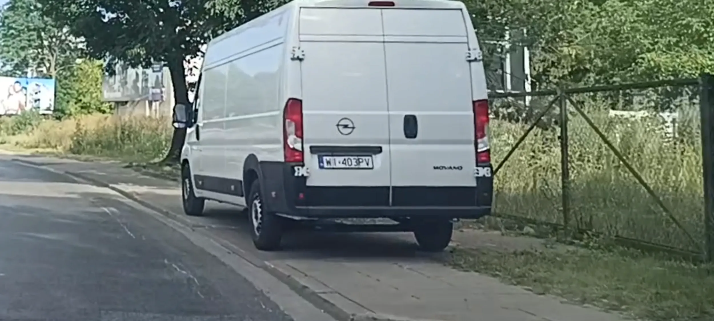 Nielegalne bandyckie parkowanie na całej szerokości chudnika.