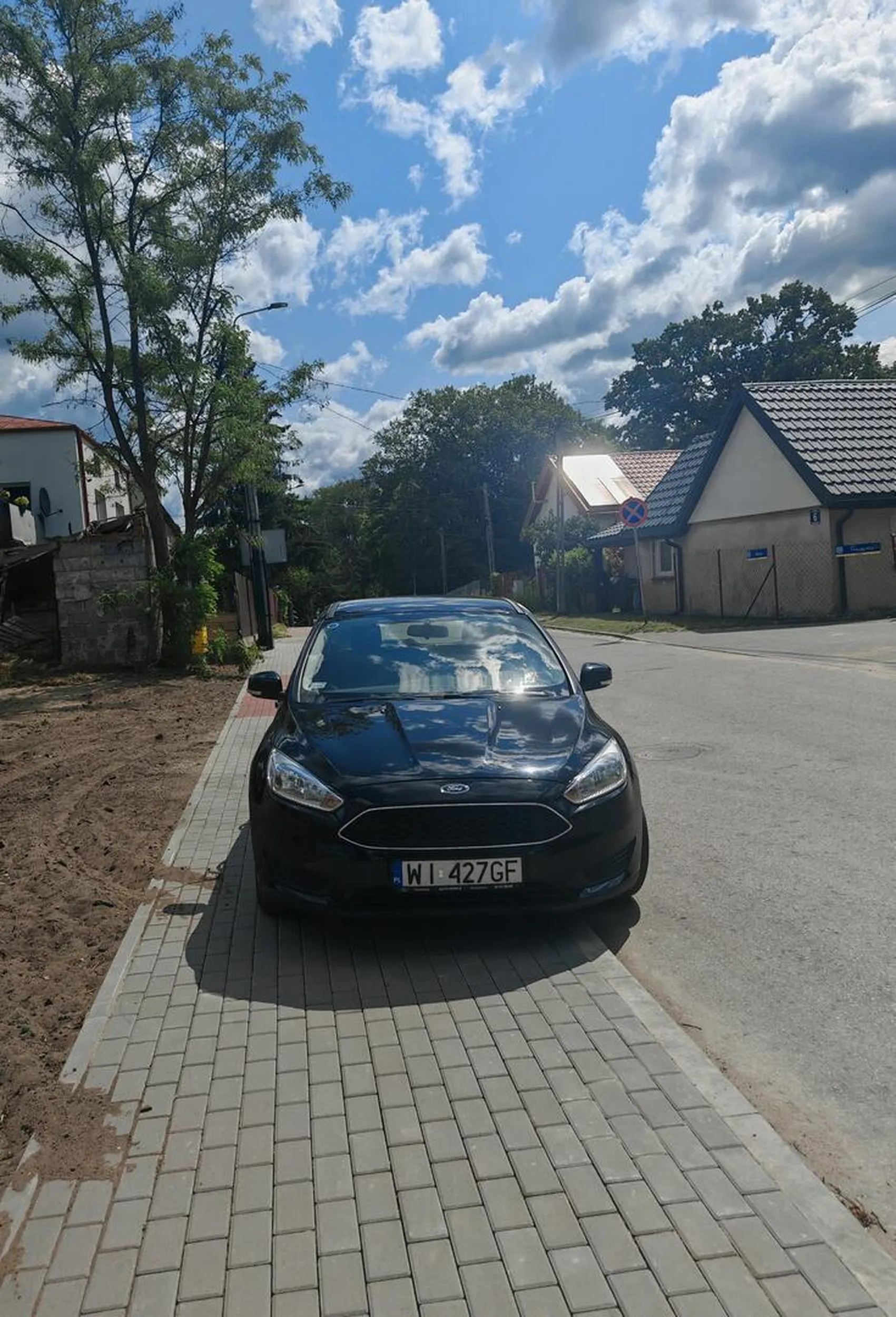 Naucz się parkować czubku... Bo blokujesz chodnik i nie można przejść z wózkiem. Nie pozdrawiam.