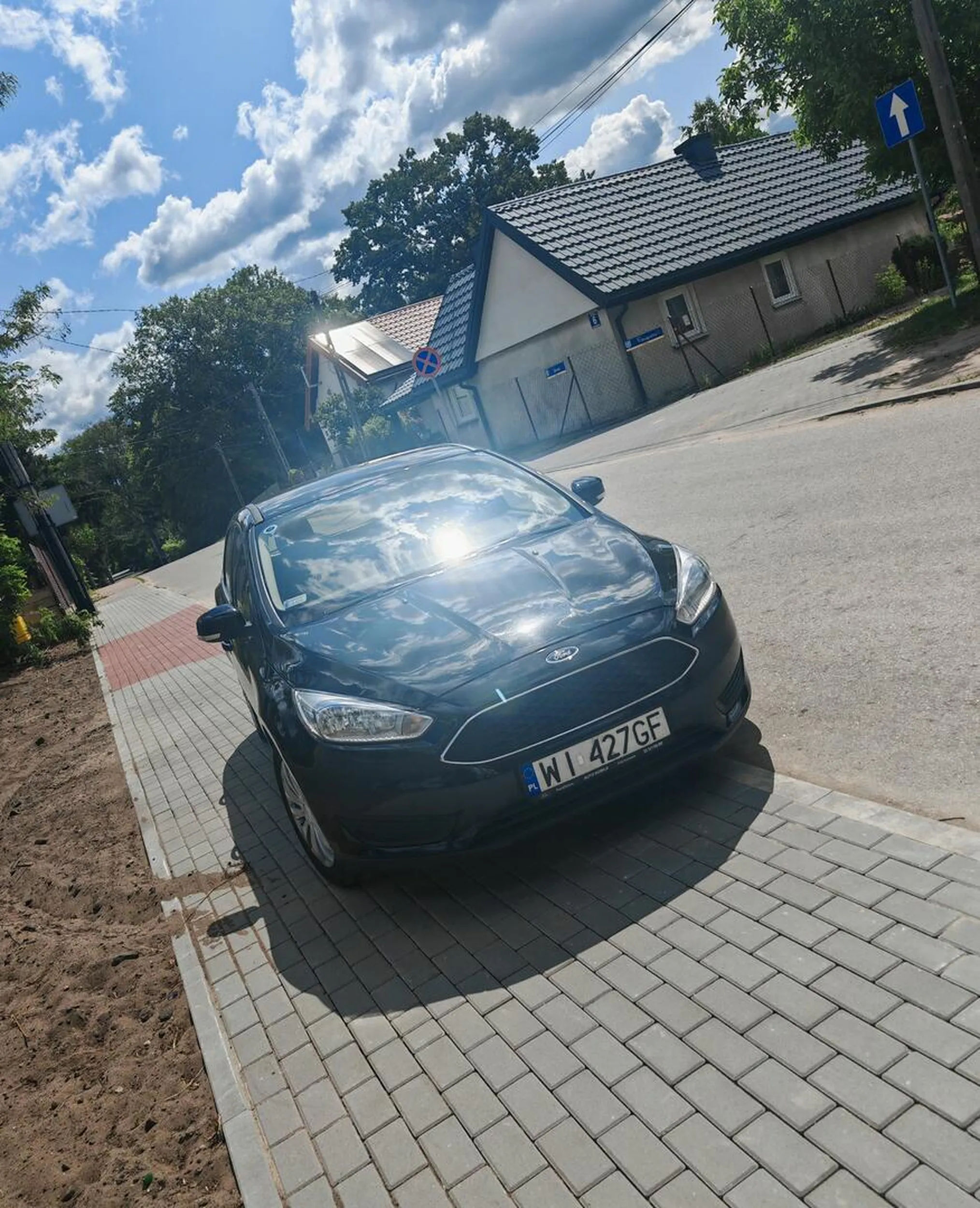 Naucz się parkować czubku... Bo blokujesz chodnik i nie można przejść z wózkiem. Nie pozdrawiam.