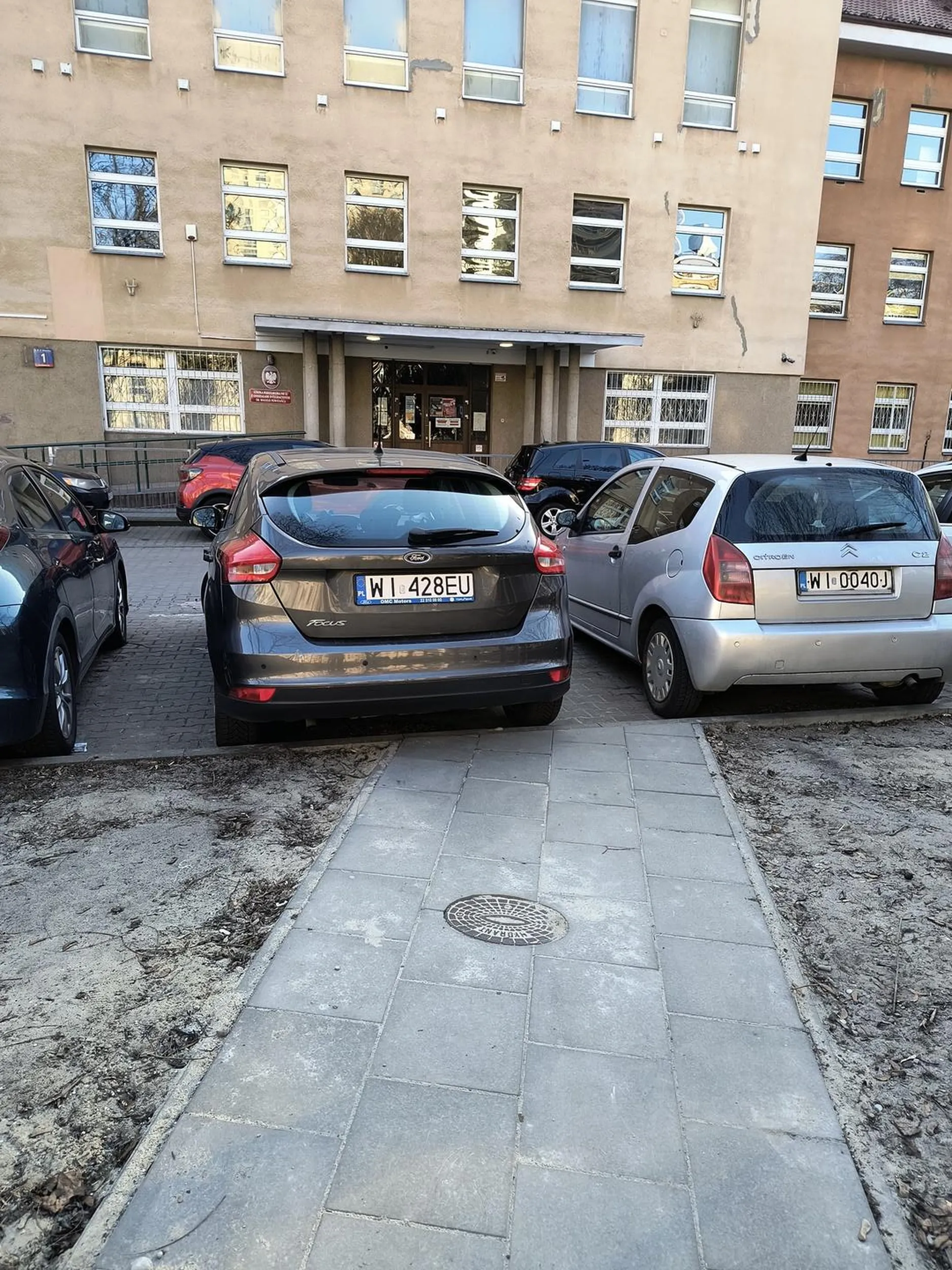 Naucz się parkować fiucie, najlepiej nie na zejściu z chodnika.