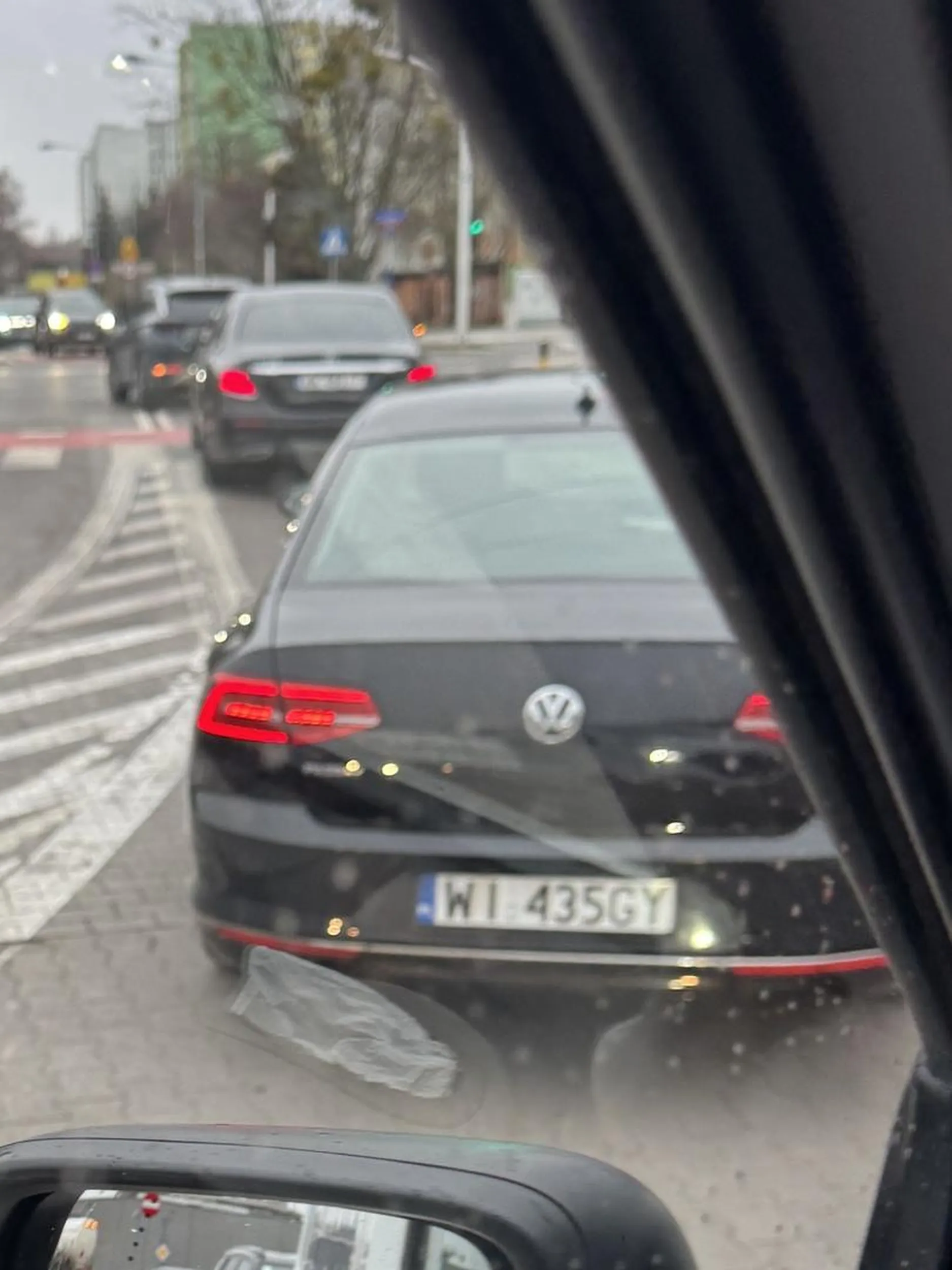 Jeździ i nie zwraca uwagi na znaki. Wymusza pierwszeństwo