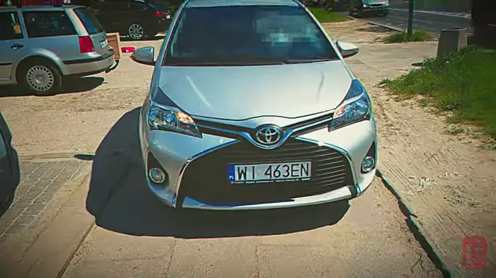 cham jeździ po chodniku