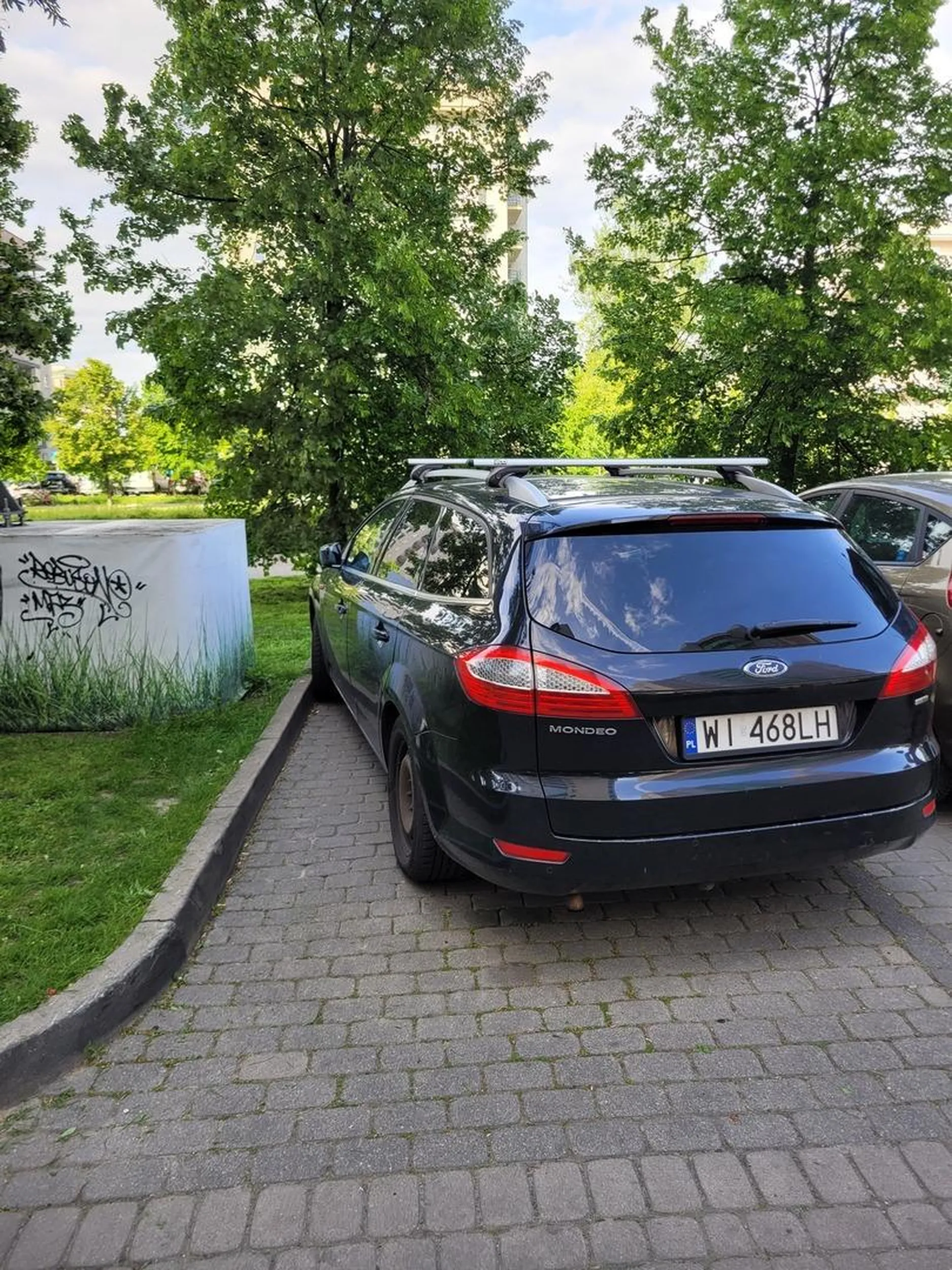 Kompletna ignorancja podczas parkowania. Blokuje miejsce obok. A wystarczyło prosto wjechać. Warszawa, Ursynów