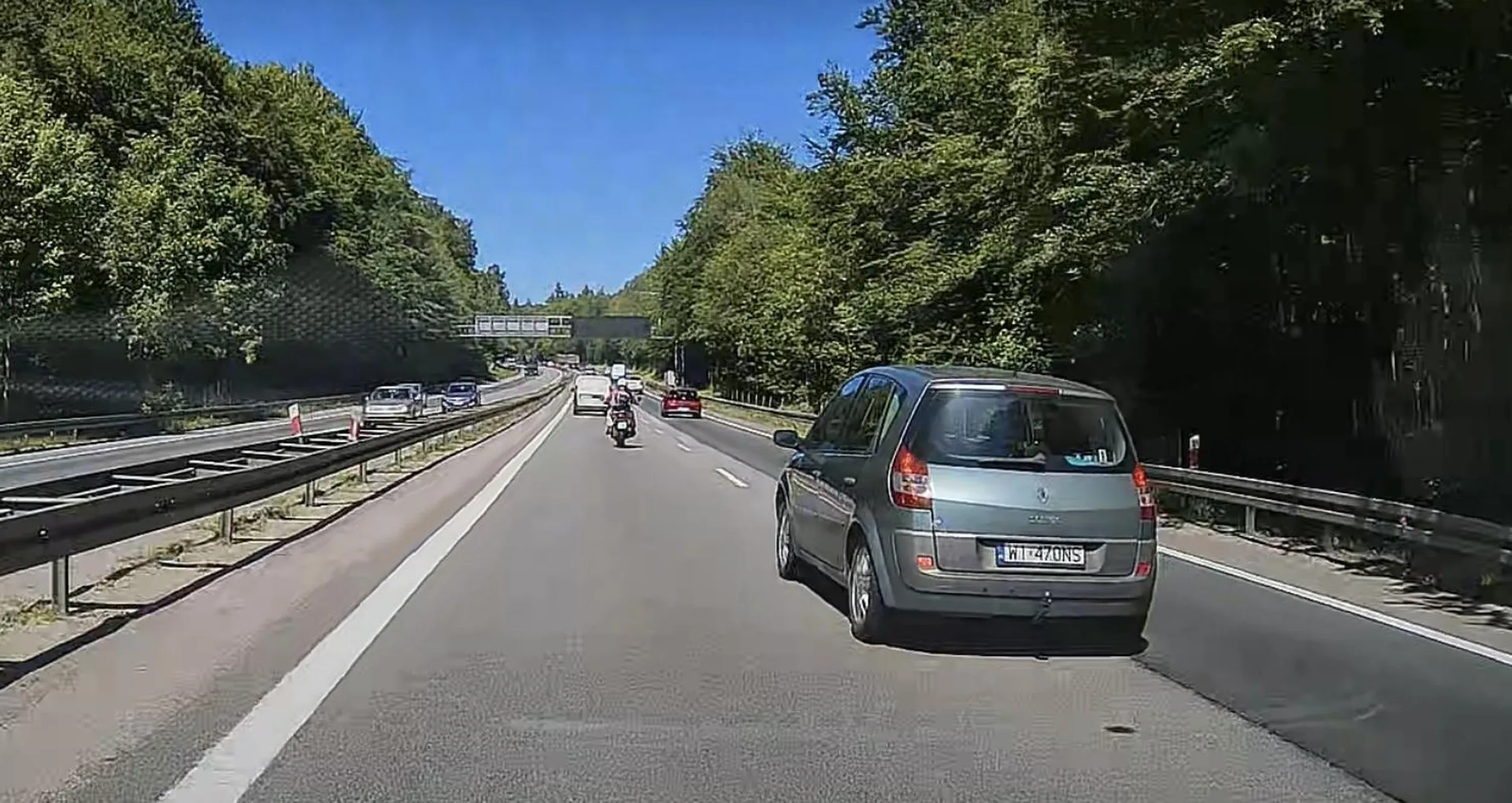 Wyprzedzałem lewym pasem z prędkością ok. 100km/h a cwaniak wyjechał pod nos jadąc o wiele wolniej i zmuszając do gwałtownego hamowania. Warszawiaki w 3city ?