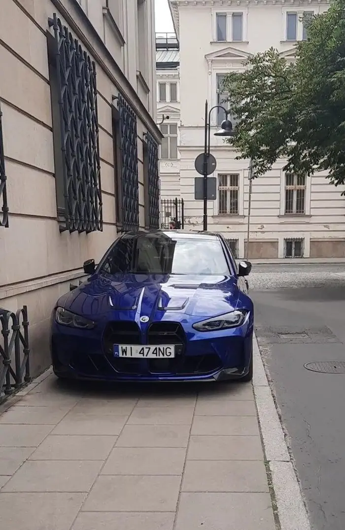 Blokowanie chodnika.