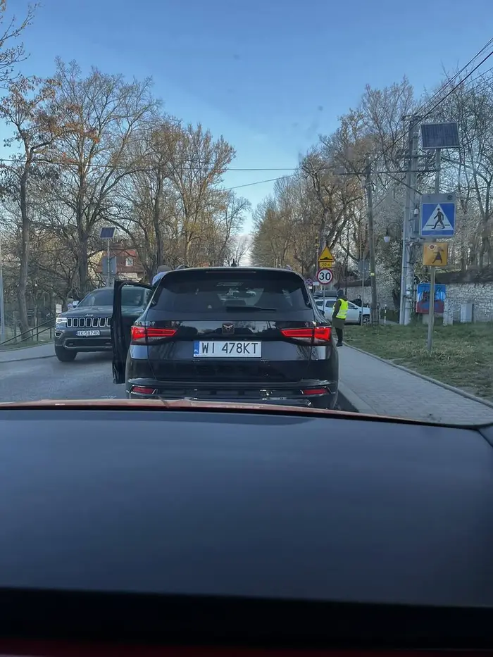 Zatrzymuje się na przejściu dla pieszych żeby wysadzić dziecko powodując korki. Bo zatrąbieniu wysiada i myśli że będzie się ktoś go bał. Żałosny typ z jakąs paskudną chorobą skóry na twarzy