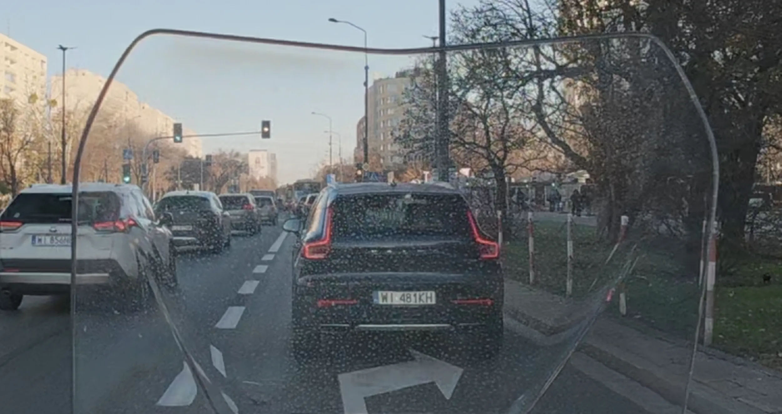 Brawo, sytuacja z dzisiejszego poranka. Pan z Volvo jedzie sobie nielegalnie buspasem, po czym przejeżdża na czerwonym świetle przez skrzyżowanie jeszcze zmieniając dwa pasy. Buspas 1 pkt karnych, czerwone światło 15 pkt karnych. Mam nadzieję, że stracisz prawo jazdy, bo jesteś zagrożeniem na drogach dla innych.