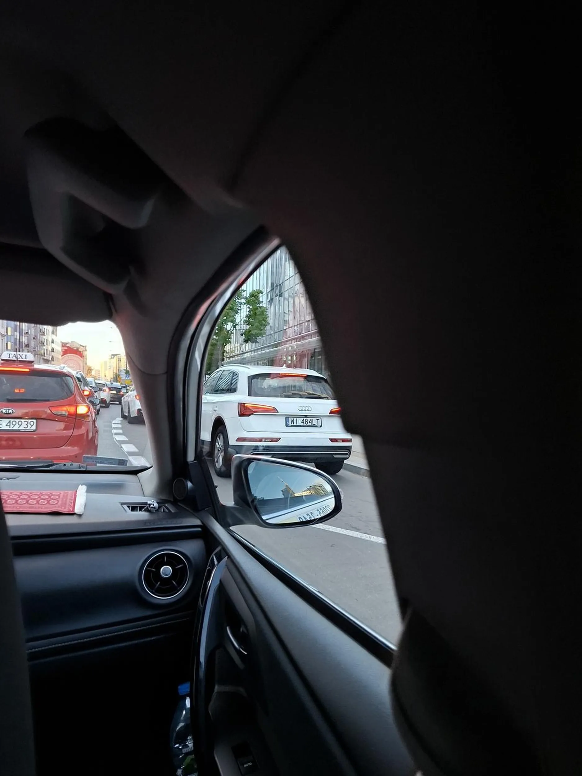 Łysy świniak w audi, wjechał na przejście dla pieszych na czerwonym i trąbił na kierowcę naprzeciwko, który nie miał jak podjechać. Potem podjechał i rzucił szklaną butelką w kierowcę, do wnętrza samochodu. Zaburzony człowiek z kompelskami.