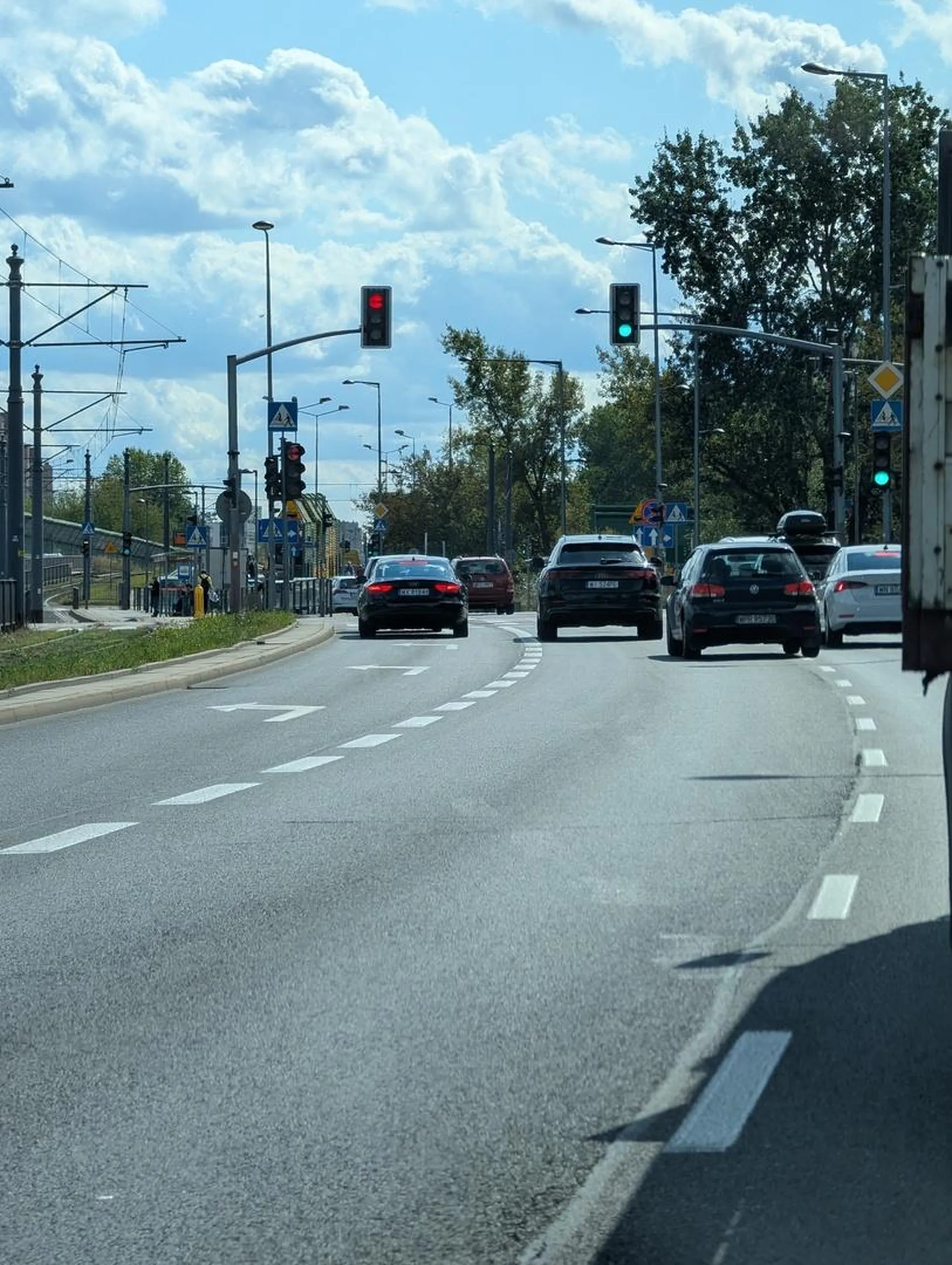 Dziś na skrzyżowaniu Warszawskiej i Powstańców Śląskich, kiedy czekałem, żeby bezpiecznie skręcić w prawo i nie wymuszać pierwszeństwa, kierowca za mną zaczął agresywnie trąbić. Mimo że sytuacja była jasna – nie mogłem jechać, bo to byłoby niebezpieczne – on kontynuował trąbienie i gestykulowanie. W końcu, gdy zwróciłem mu uwagę, otworzył okno, opluł moje auto i jeszcze próbował mnie prowokować. Opisuję to, żeby podkreślić, jak ważne jest zachowanie spokoju i kultury na drodze. Wymuszanie i agresja nikomu nie służą.