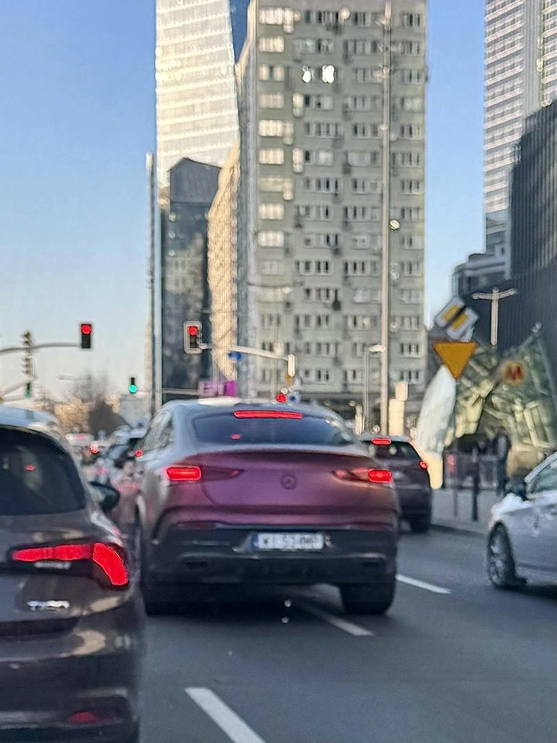 UWAGA PIRAT! Już kolor tego auta zdradza gust i poziom kultury tego „kierowcy”. Sposób w jaki wymusza na innych pierwszeństwo, jazda na zderzaku… oby trafił swój na swego, a bezpieczniej stracił uprawnienia za taką jazdę. Uważajcie na tego osobnika!!!