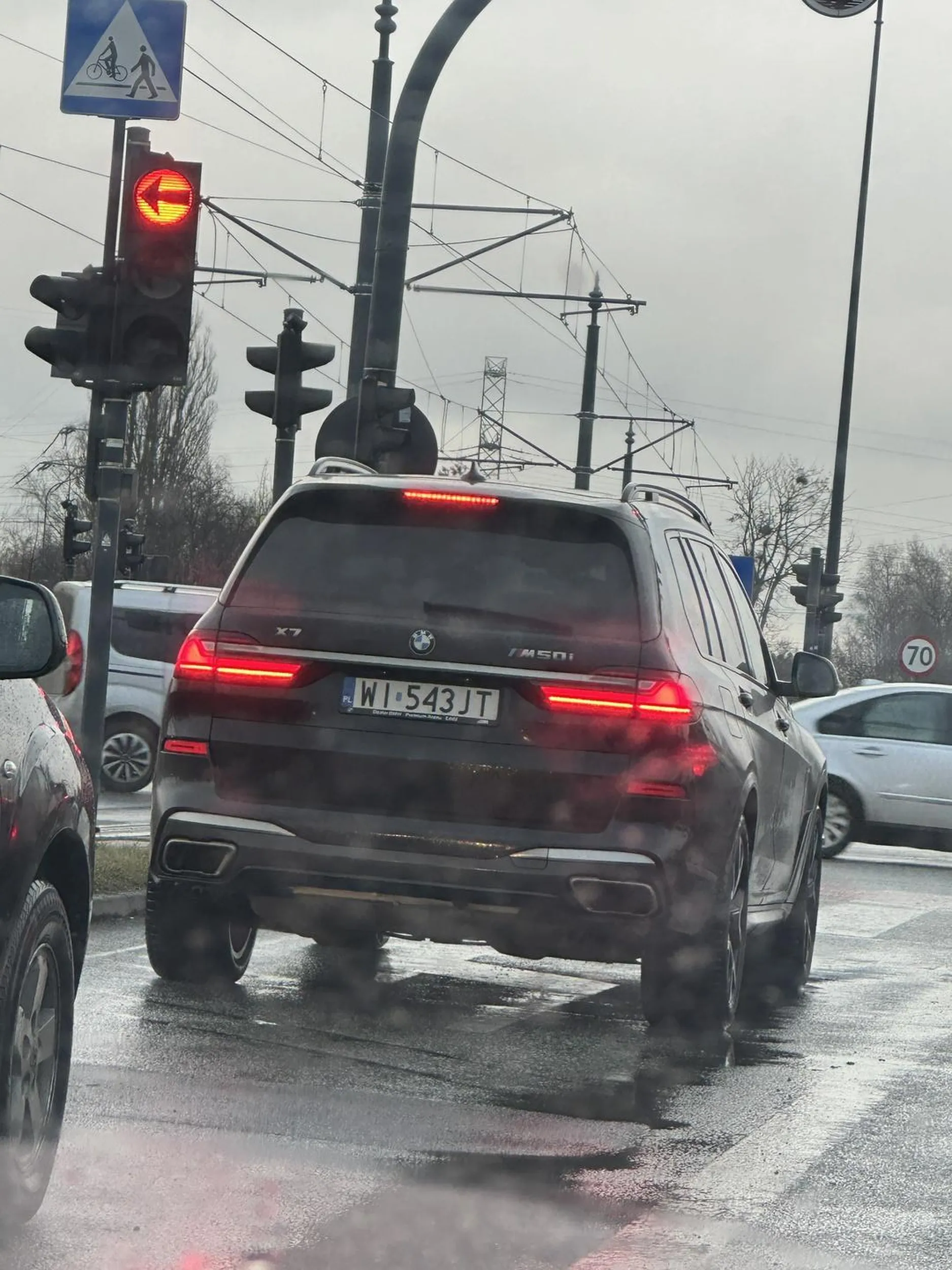 Kretyn. Wyprzedza na skrzyżowaniu. Wszędzie się wypcha. Nie używa kierunkowskazów. Lubię tą markę ale niestety obrzydza mi ją zachowanie takich podludzi,ktorzy uważają, że jak masz dużego suva to możesz wszystko i więcej niż inni