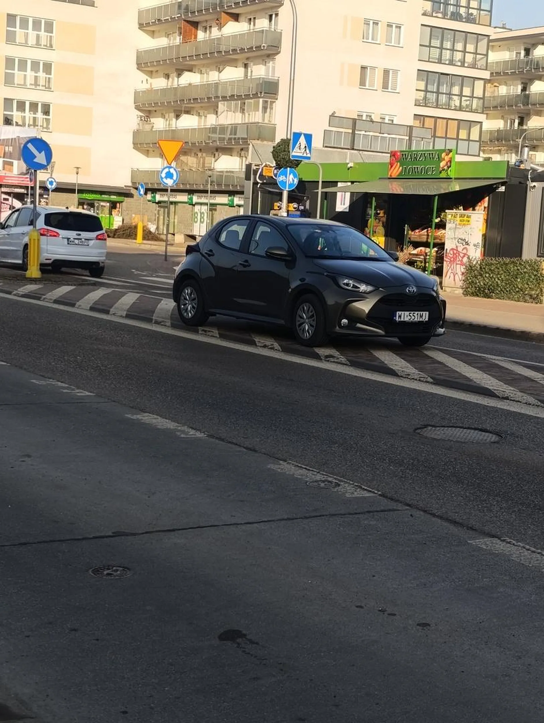 Pani zaparkowała na powierzchni wyłączonej z ruchu i poszła sobie na zakupy. W dodatku tuż przy samym przejściu dla pieszych, nic tylko POGRATULOWAĆ MYŚLENIA!