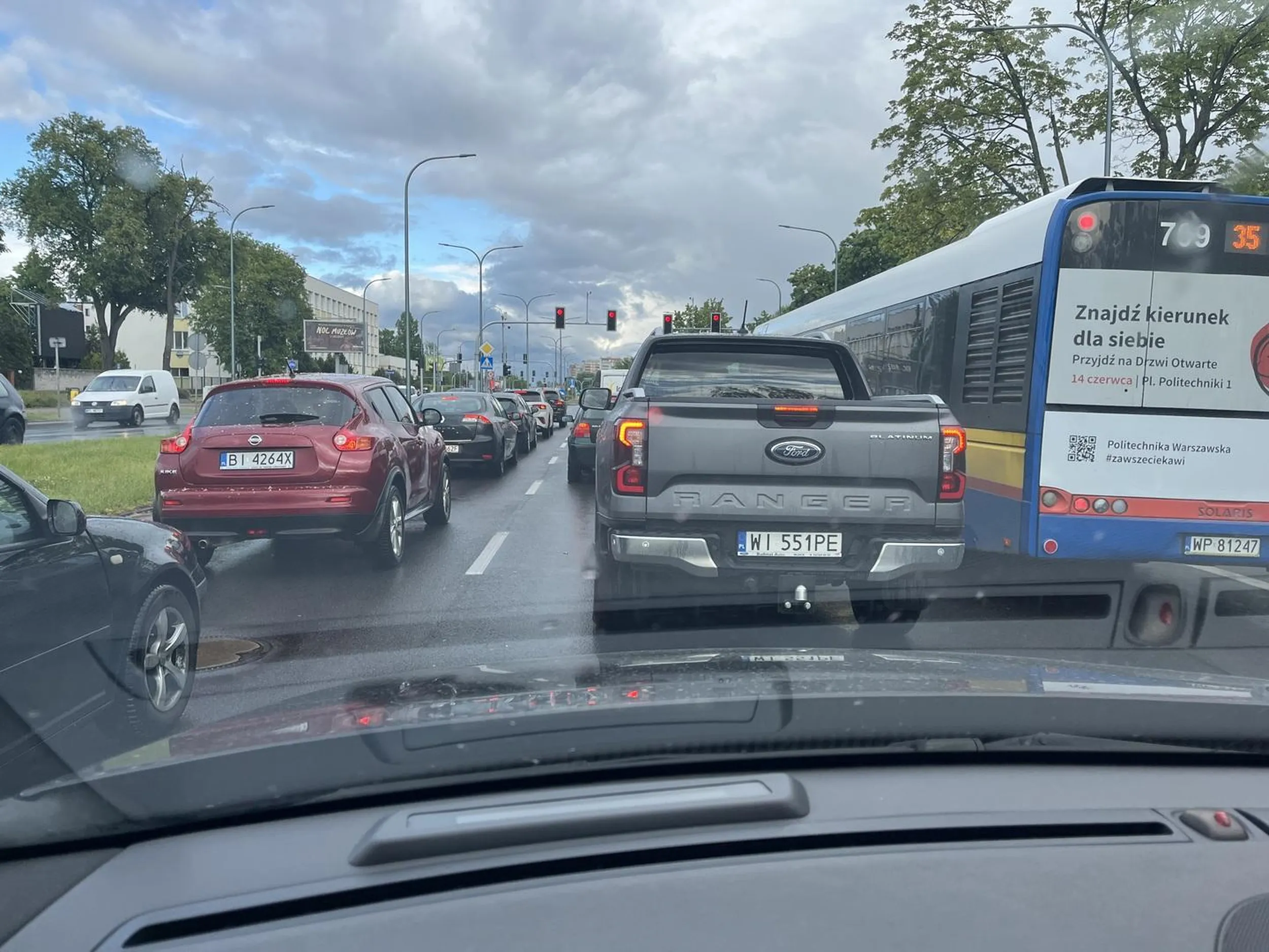 Śmieciarz rzuca niedopalki ma ulicę przez okno, stojąc na światłach w Płocku na ul. Jachowicza 16.05.2025r stary dziad z babką