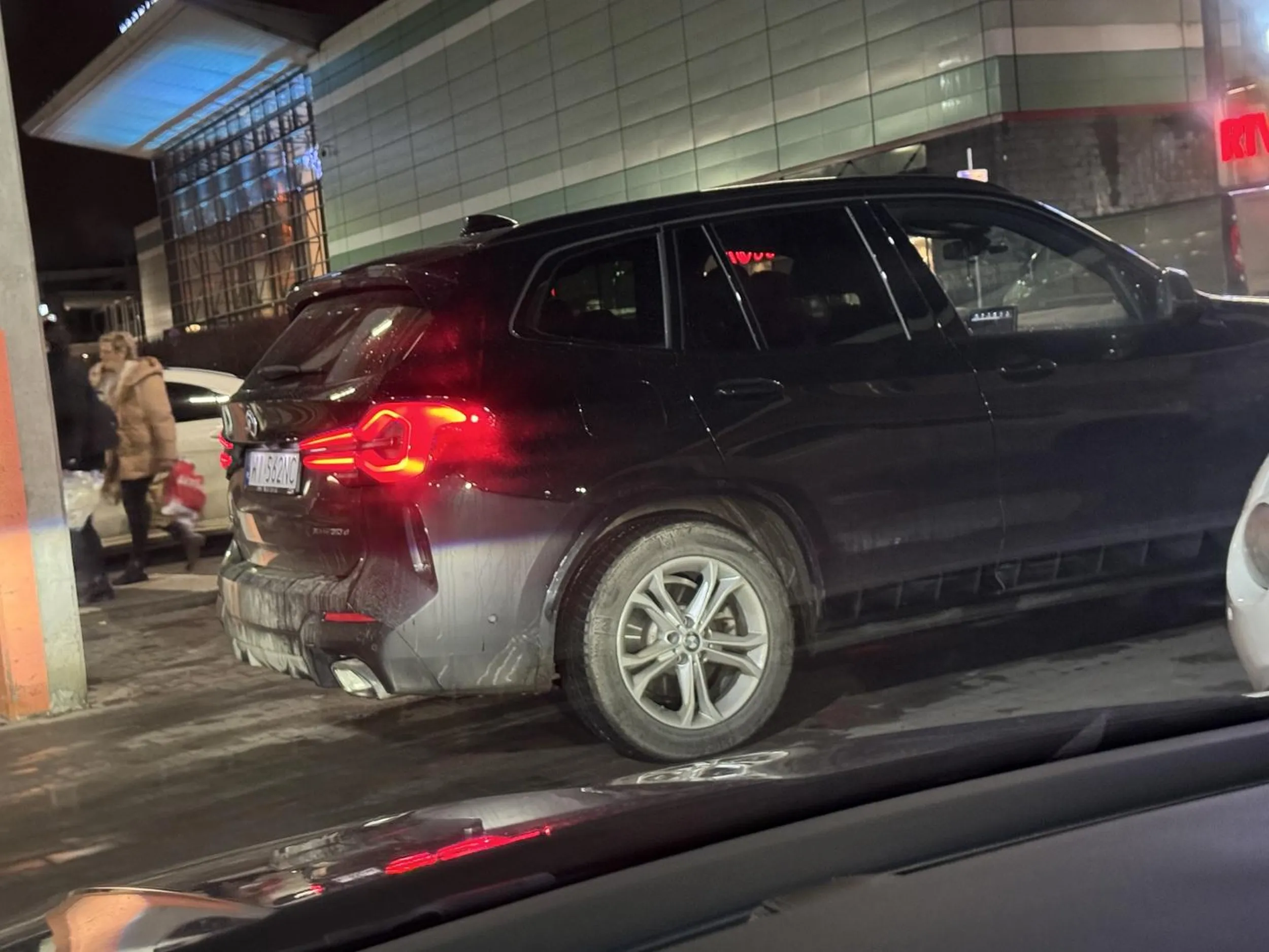 Pani stanęła na zatłoczonym parkingu po skosie na dwóch miejscach i modli się o rozum
