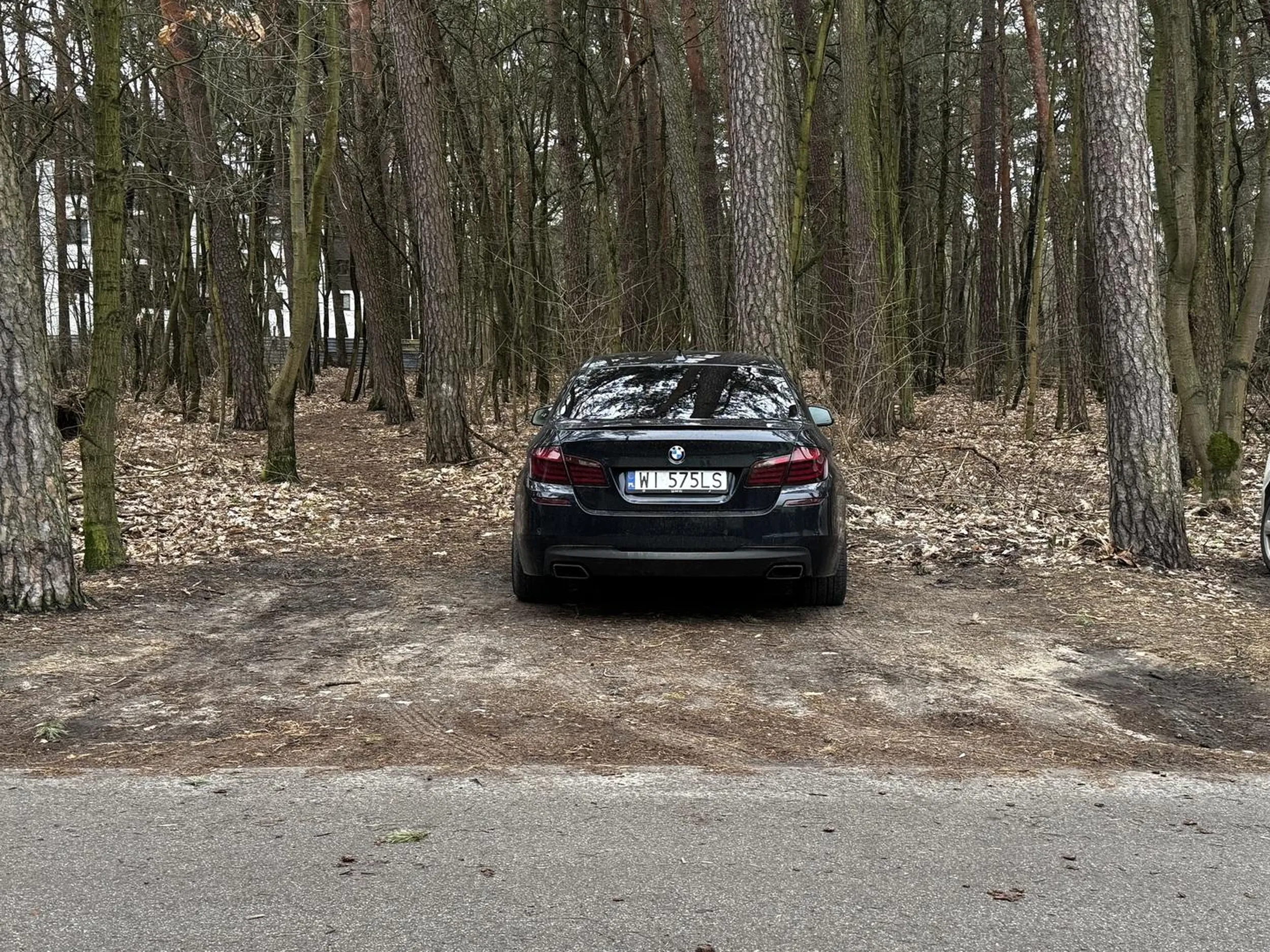 Zachęcamy do wykupienia jazd doszkalających, gdzie kierowca nauczy się prawidłowego parkowania. Na miejscu ze zdjęcia, na codzień mieszczą się spokojnie dwa auta. :)