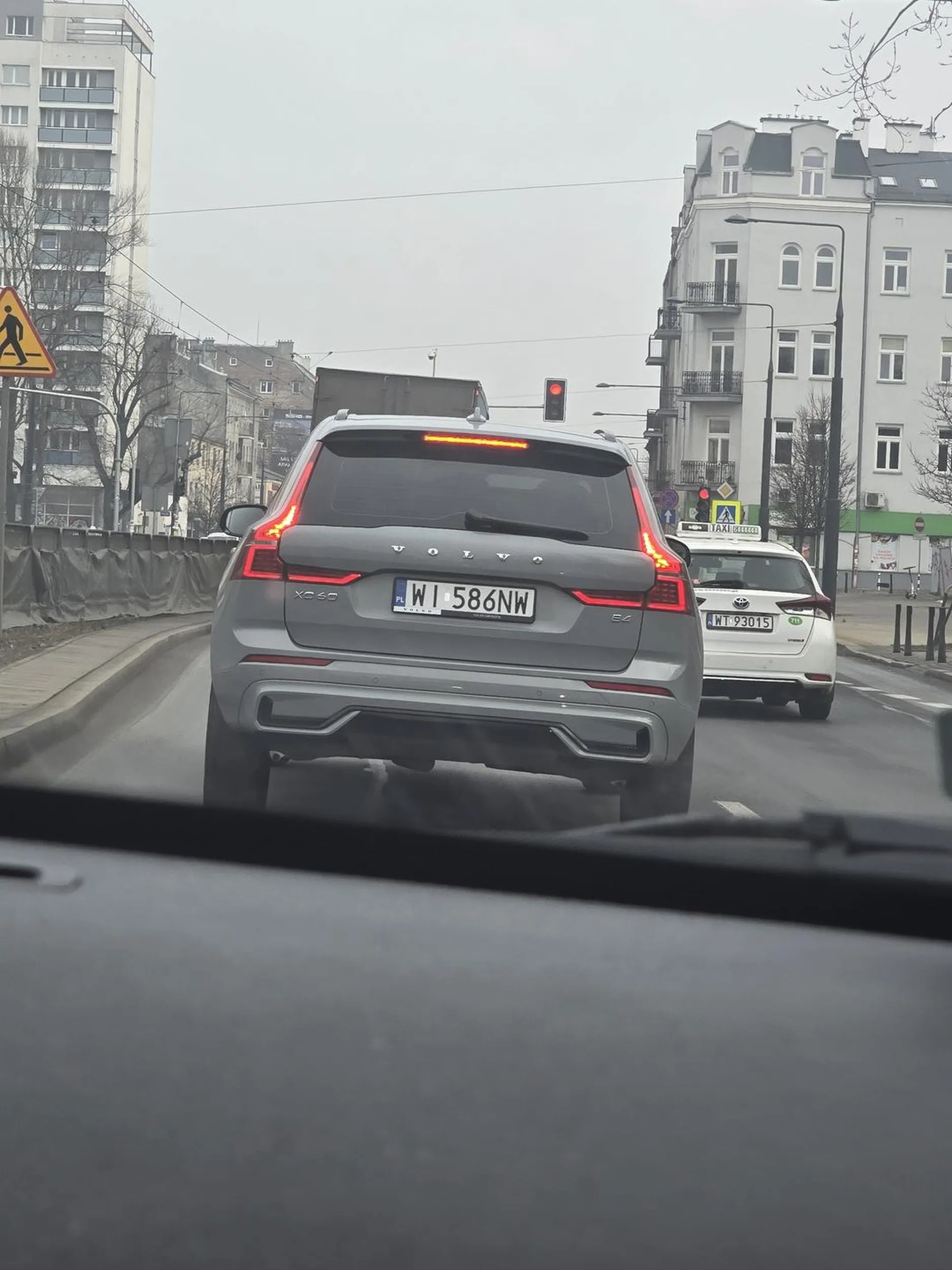 Stary dziad i cham drogowy