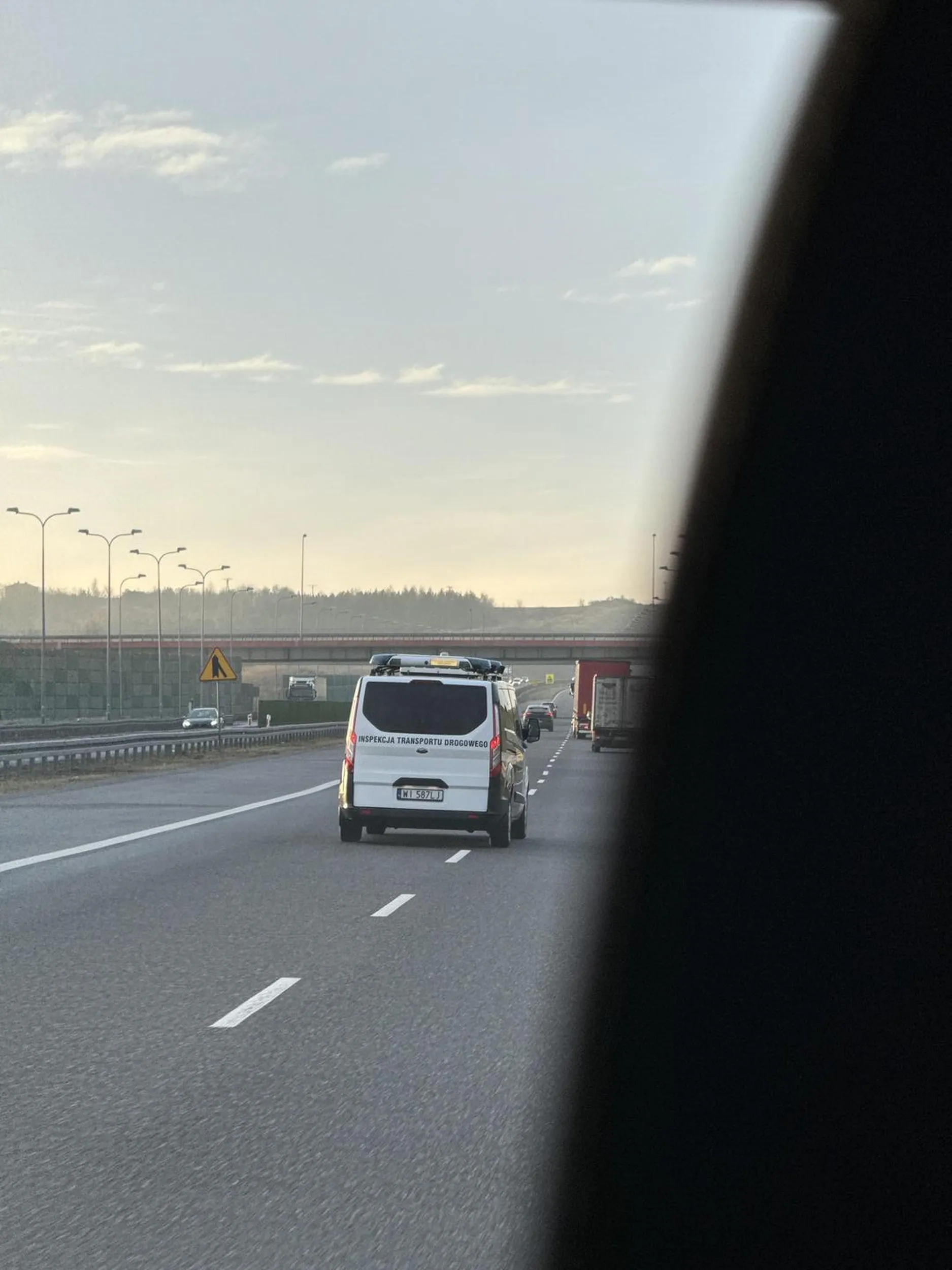 Blokowanie lewego pasa przez odcinek ok 5km po czym blokowanie dwóch pasów