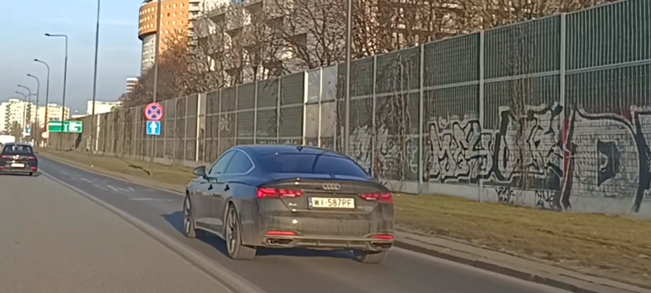 Nieuprawniona jazda wrakiem po pasie dla autobusów