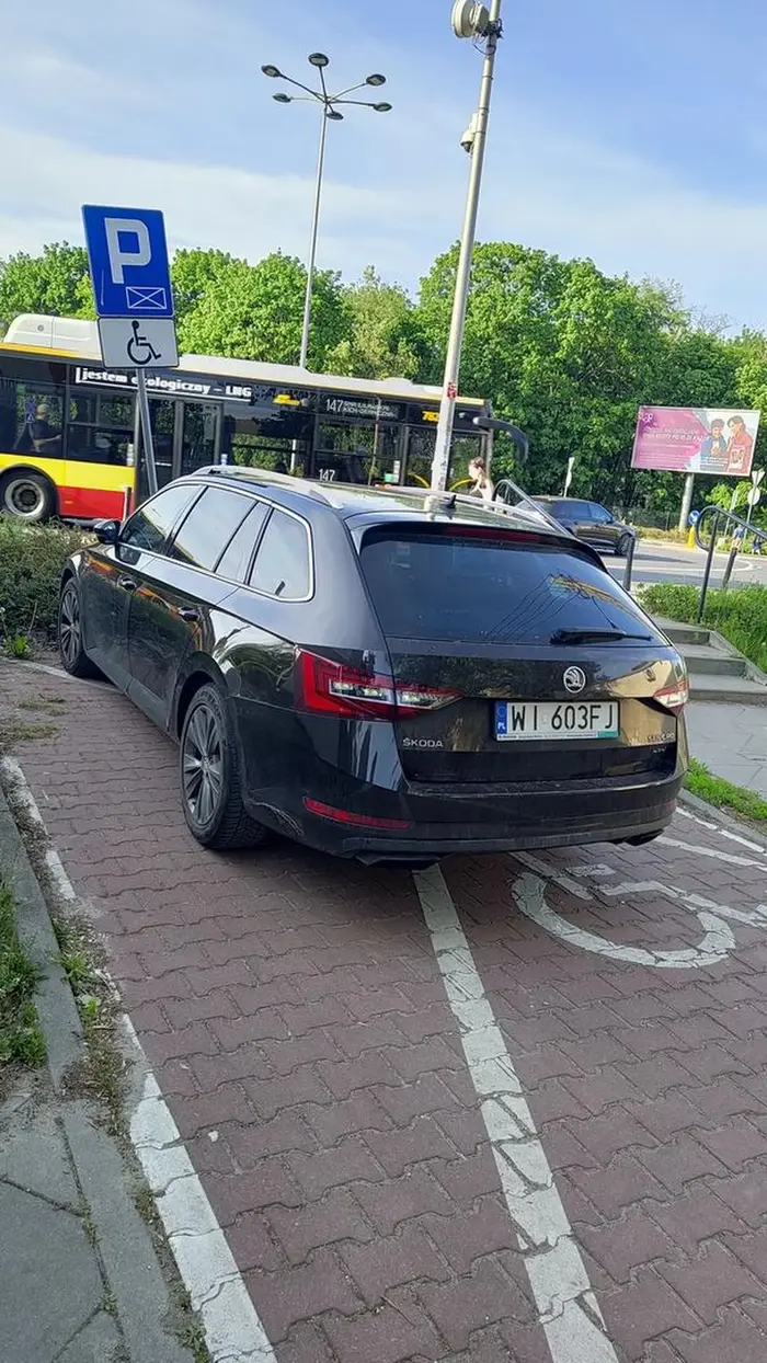 Miejsce dla niepełnosprawnych jest CODZIENNIE zajęte przez tego kogoś, brak oznaczeń niepełnosprawności, Warszawa Międzylesie. Piękne spokojne miejsce do parkowania ale zostaw to miejsce potrzebującym, głupota, brak empatii i egoizm w czystej postaci