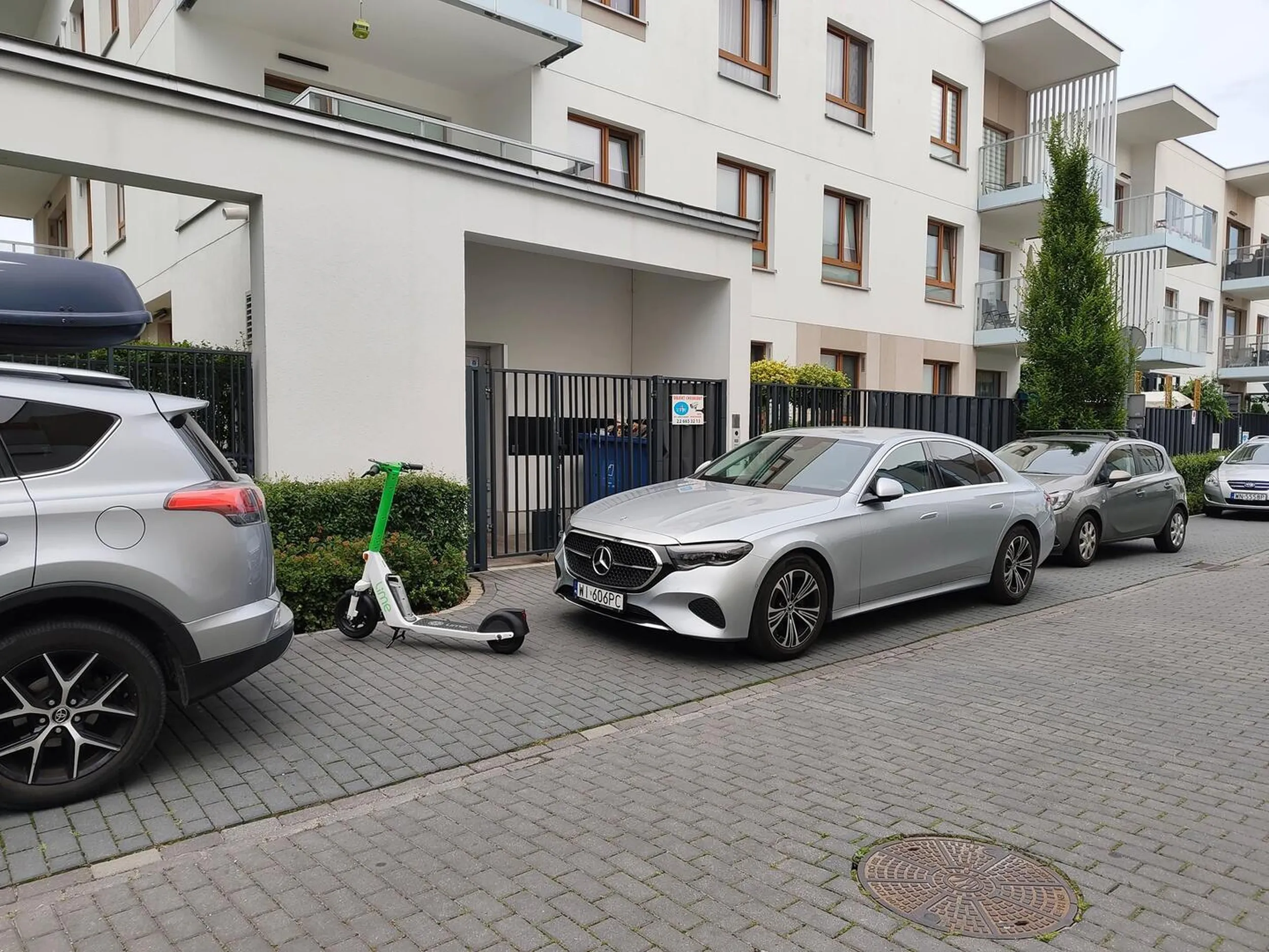 Parkuje na oślep blokując dostęp do osiedla dla osób niepełnosprawnych i kobiet z wózkami. IQ ślimaka.