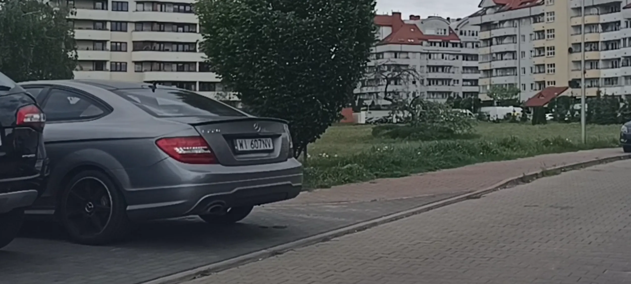 Wieś parkuje na chodniku na ulicy z zakazem zatrzymywania się i postoju