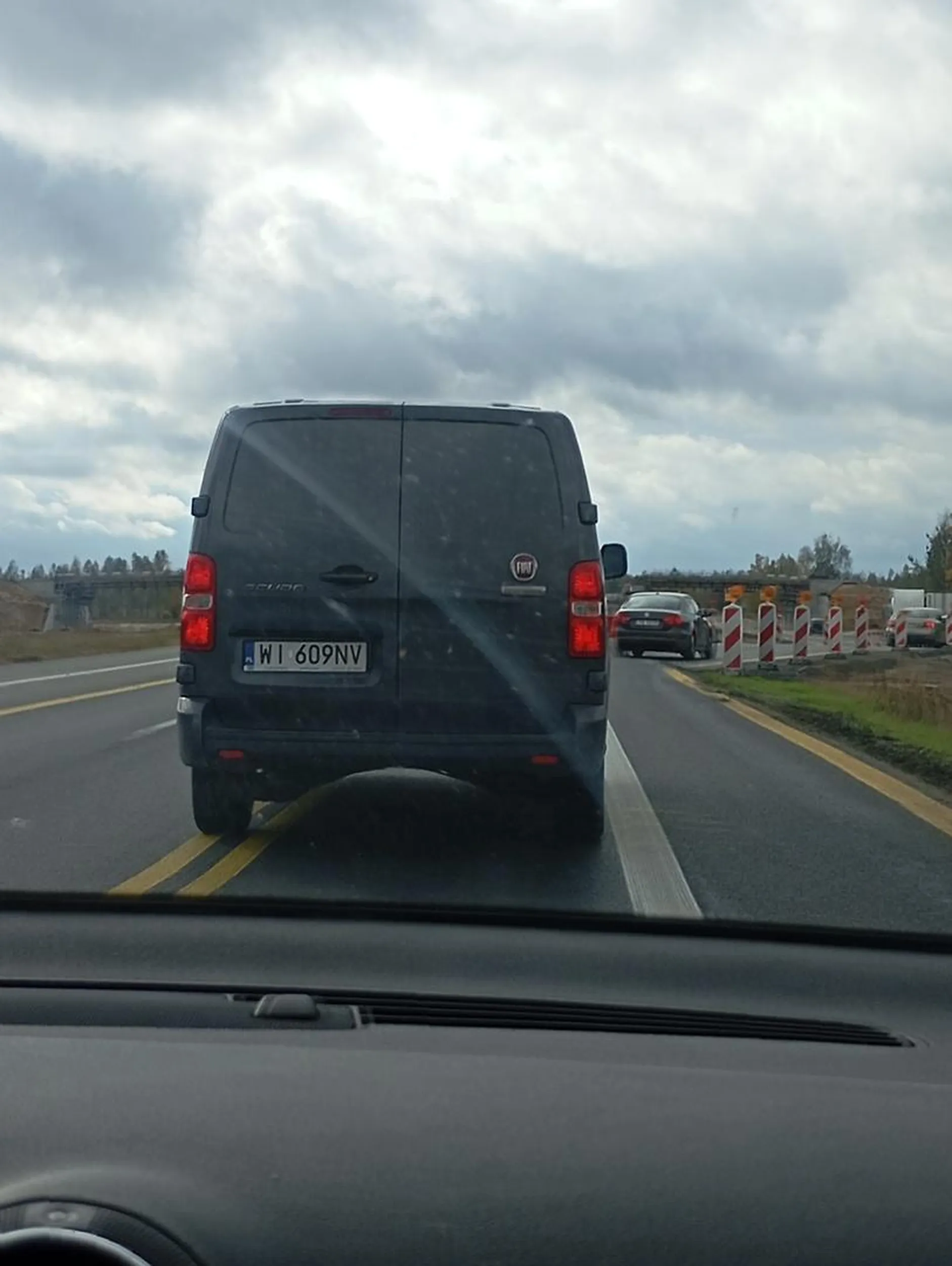 Jadąc lewym pasem nagle bez kierunku przed samymi barierkami wjechał przed maskę, ledwo wychowałam. Jeździ jak pijany.