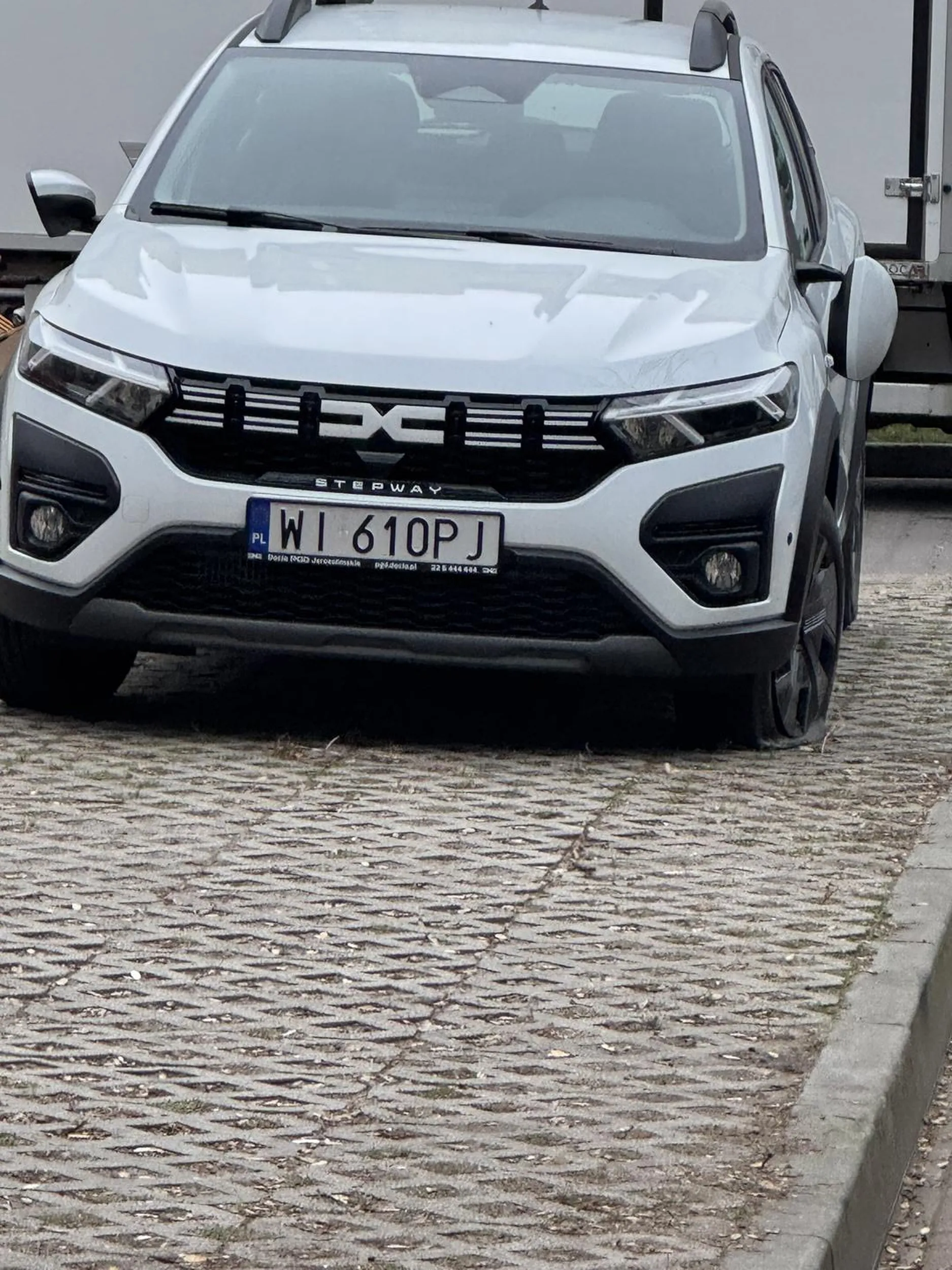 Samochód od kilkudziesięciu dni stoi pod kamienica i blokuje miejsce. Przebita opona, połamane lusterko. Ktos coś wie ?