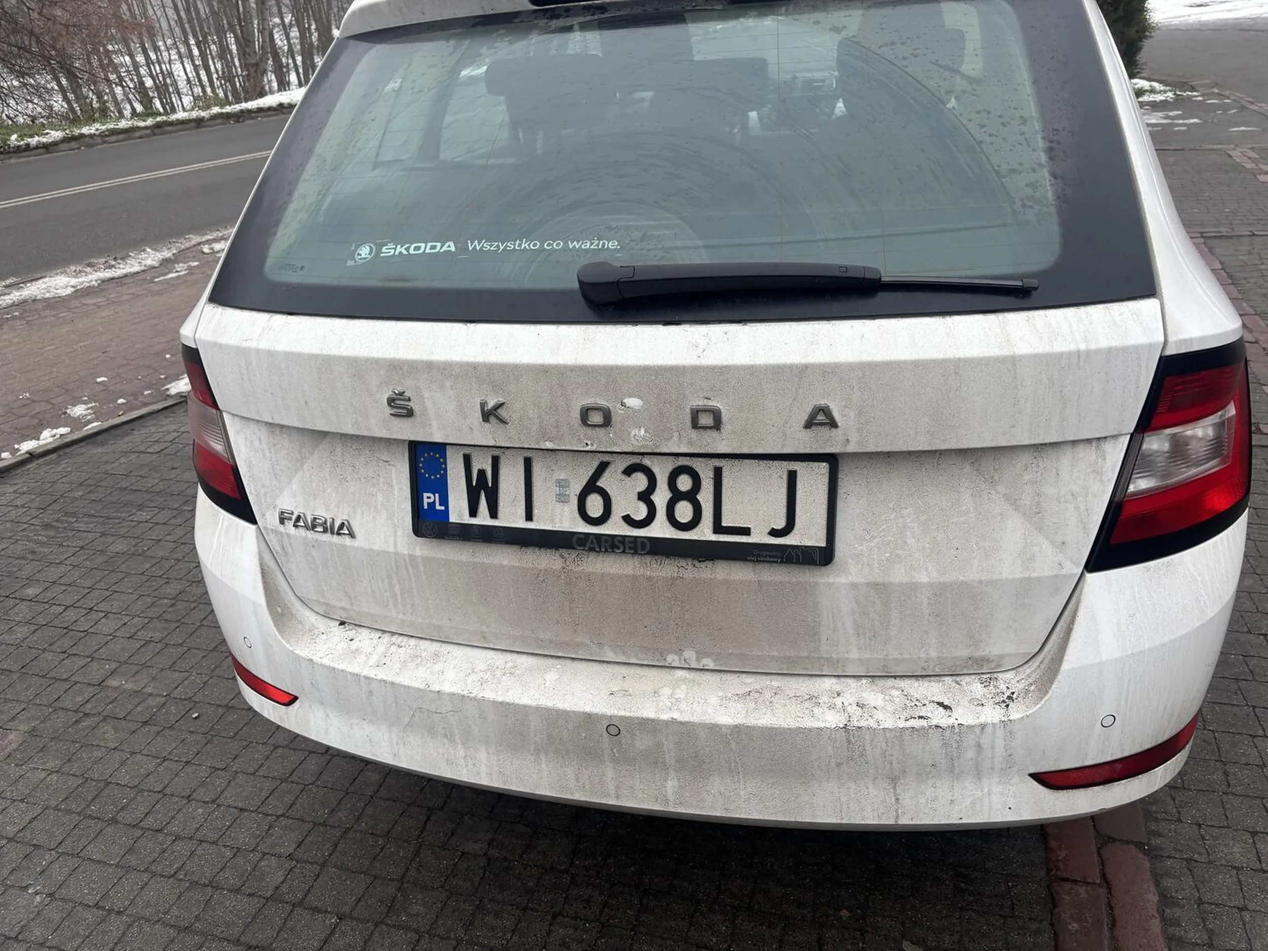 Kierowca nie zatrzymał się na stopie i wyjechał bez kierunku  mi prosto przed maskę. Jedzie środkiem drogi zajeżdżając na zakrętach na drugi pas. Po zatrzymaniu się tłumaczy się, że „nie zna drogi i nie jest stąd „. Pani prawdopodobnie przedstawicielka.