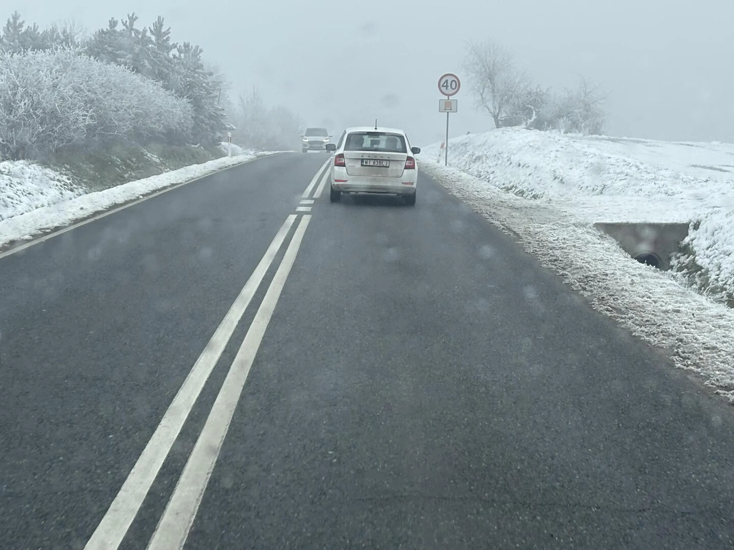 Kierowca nie zatrzymał się na stopie i wyjechał bez kierunku  mi prosto przed maskę. Jedzie środkiem drogi zajeżdżając na zakrętach na drugi pas. Po zatrzymaniu się tłumaczy się, że „nie zna drogi i nie jest stąd „. Pani prawdopodobnie przedstawicielka.