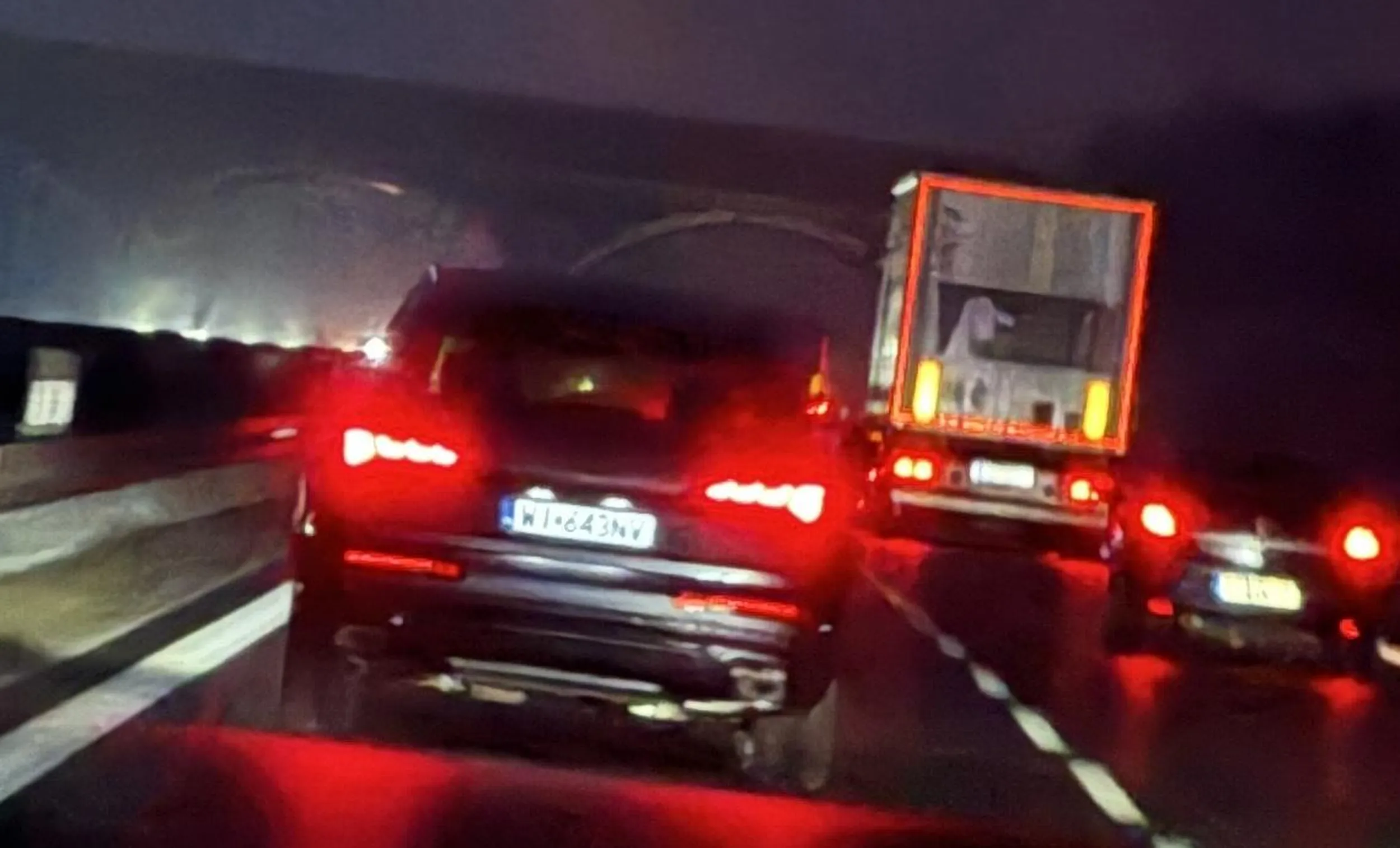 Ty jeb*ny de*bilu, pier*olony chamie. Takich jak Ty to powinni zamykać w psychiatryku a najlepiej żebyś zgnił w pierdlu. Ten potencjalny zabójca zapier*dala grubo ponad 180km/h, a może nawet 200km/h (na ograniczeniu do 120km/h i uprawia slalom między samochodami, popędza długimi na lewym pasie, wyprzedza z prawej strony i zajeżdża drogę. Widziałem jak dzisiaj w ten sposób prawie skasowałeś czarne Audi na ekspresówce S3, kierowca był zmuszony awaryjnie hamować jak mu wparowałeś przed maskę z prawego pasa gdy wyprzedzał inne samochody.