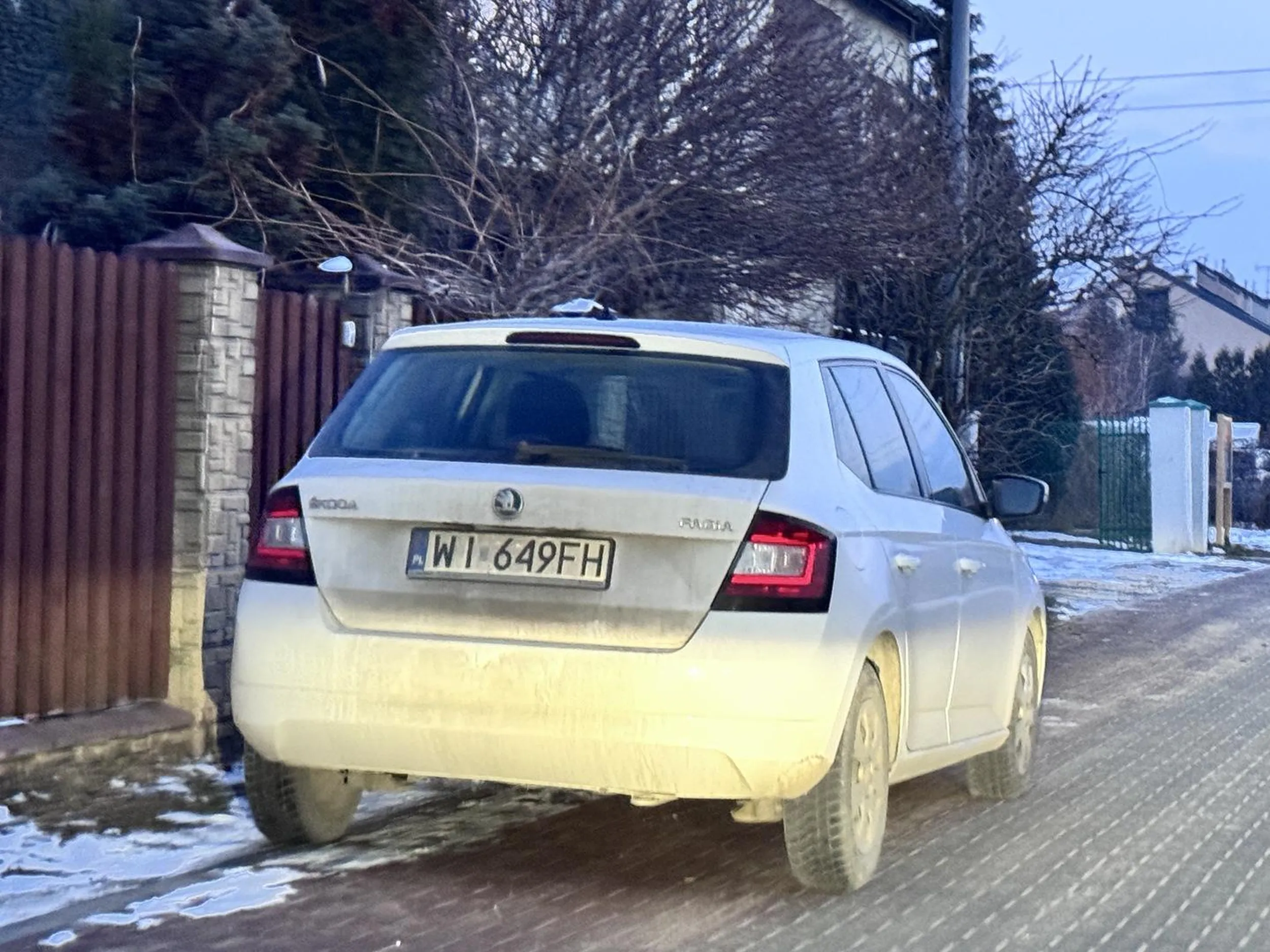 Nielegalnie parkuje w strefie zamieszkania na niewyznaczonym miejscu utrudniając ruch…