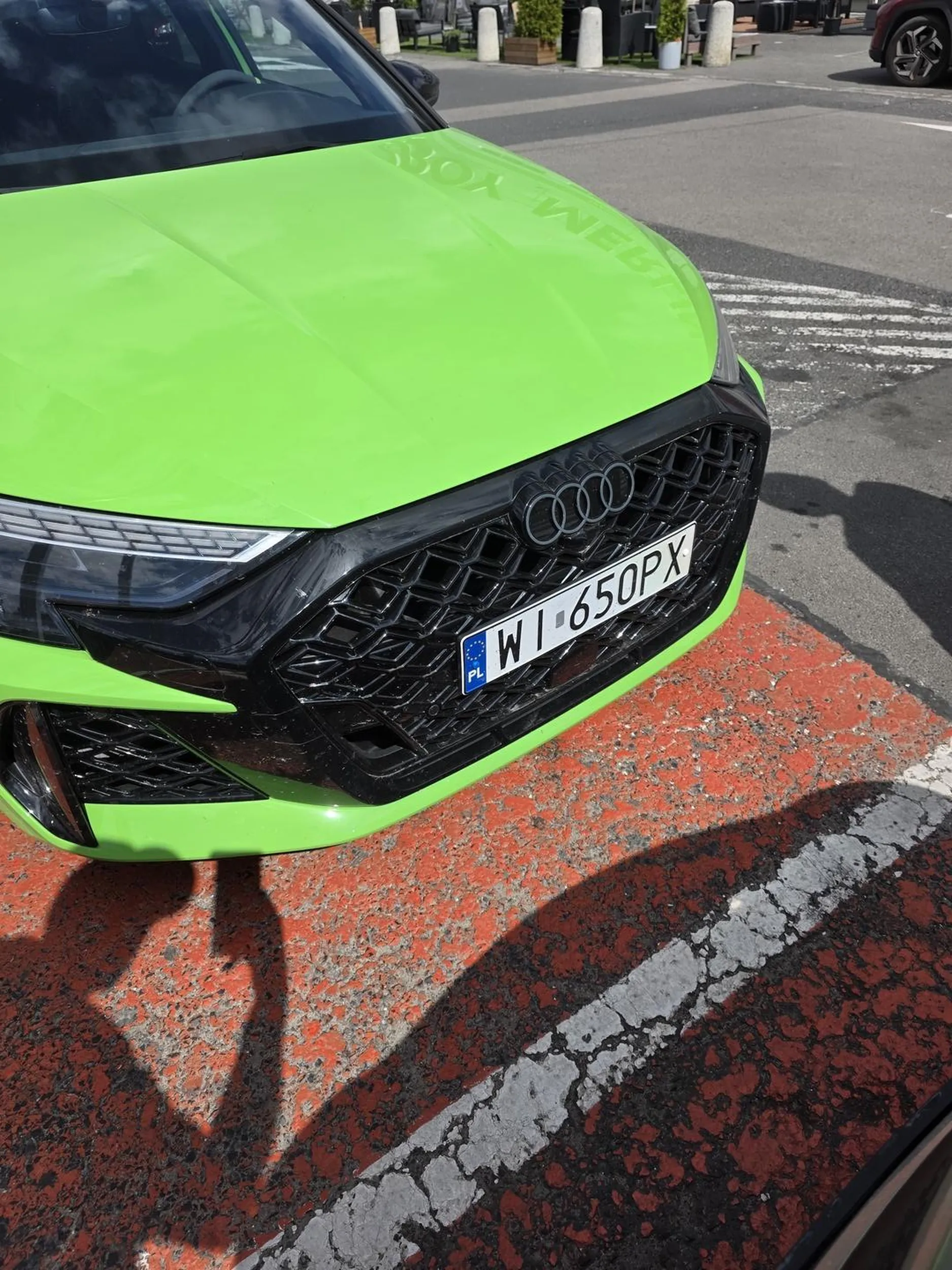 Jeździ tym jakiś chłopiec i staje na miejscach dla rodzin z dziećmi.