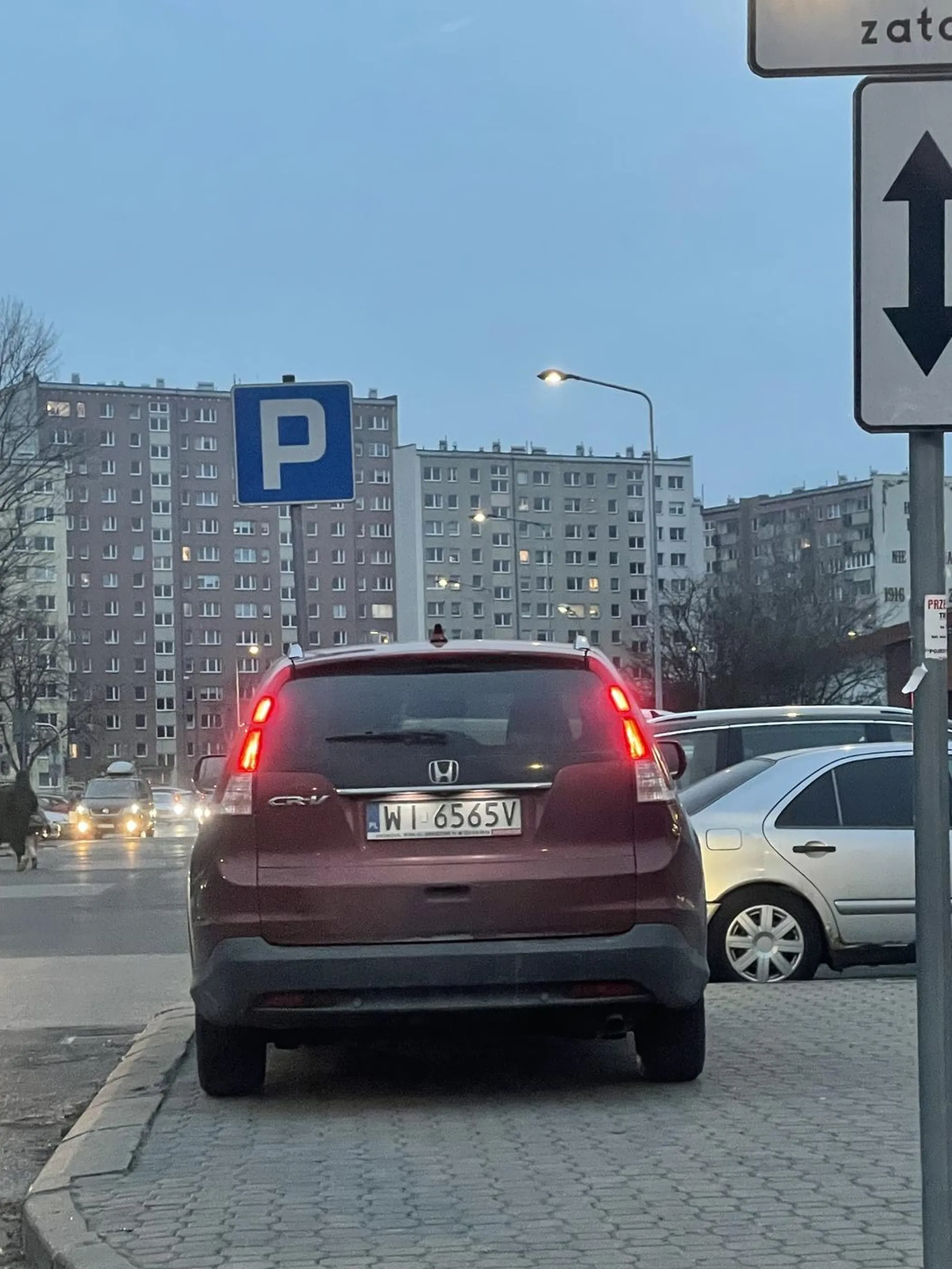 Półmózg na skrzyżowaniu zawraca wymusza żeby go puścić i potem parkuje na chodniku