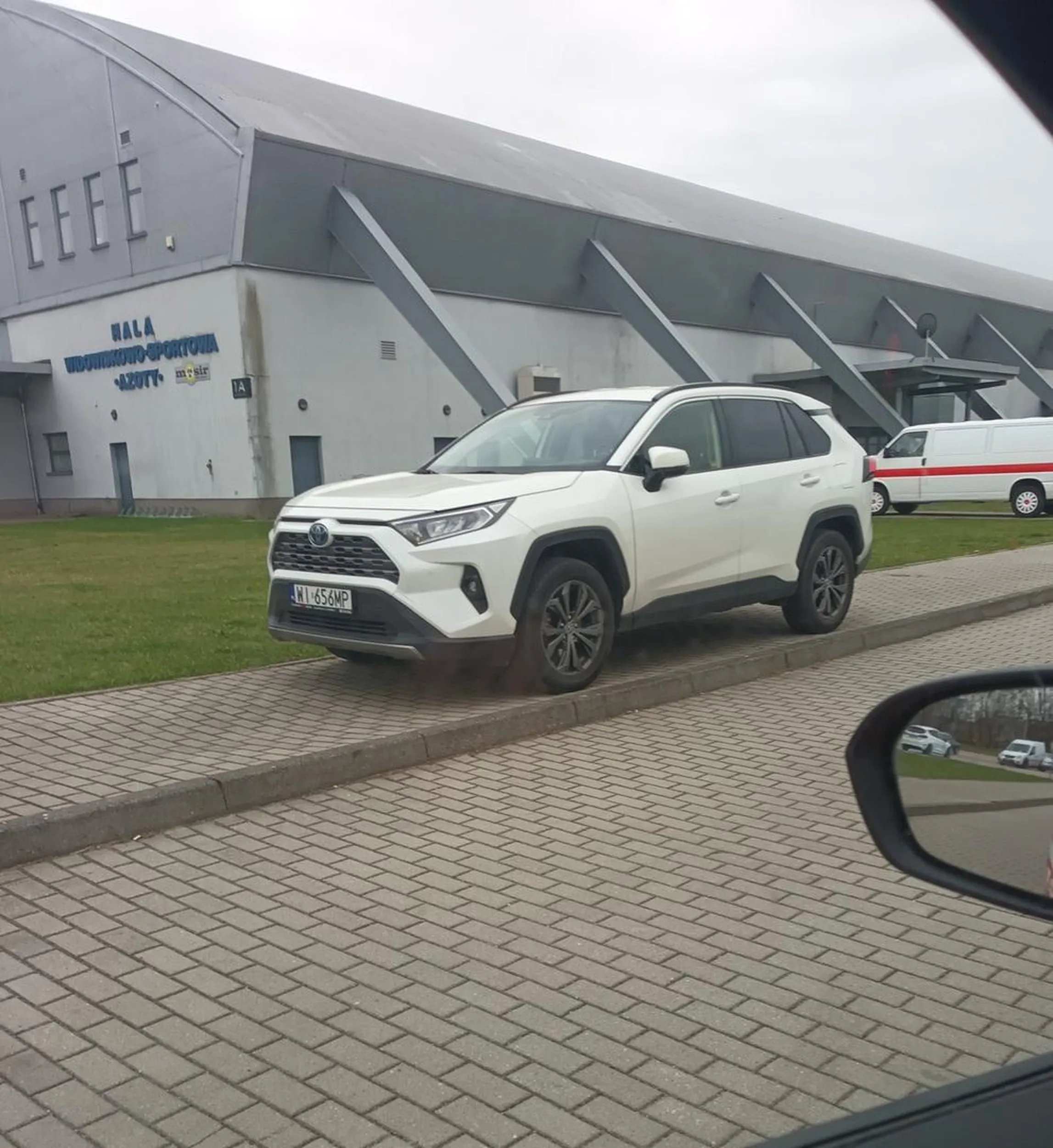 Parkowanie kierowcy przy basenie na Azotach. No bo po co skorzystać z jednego czy drugiego parkingu przy obiekcie jak można sobie stanąć na całej szerokości chodnika i mieć 100m bliżej. Dzieciaczki pewnie by się zmęczyły i zmarzły;)