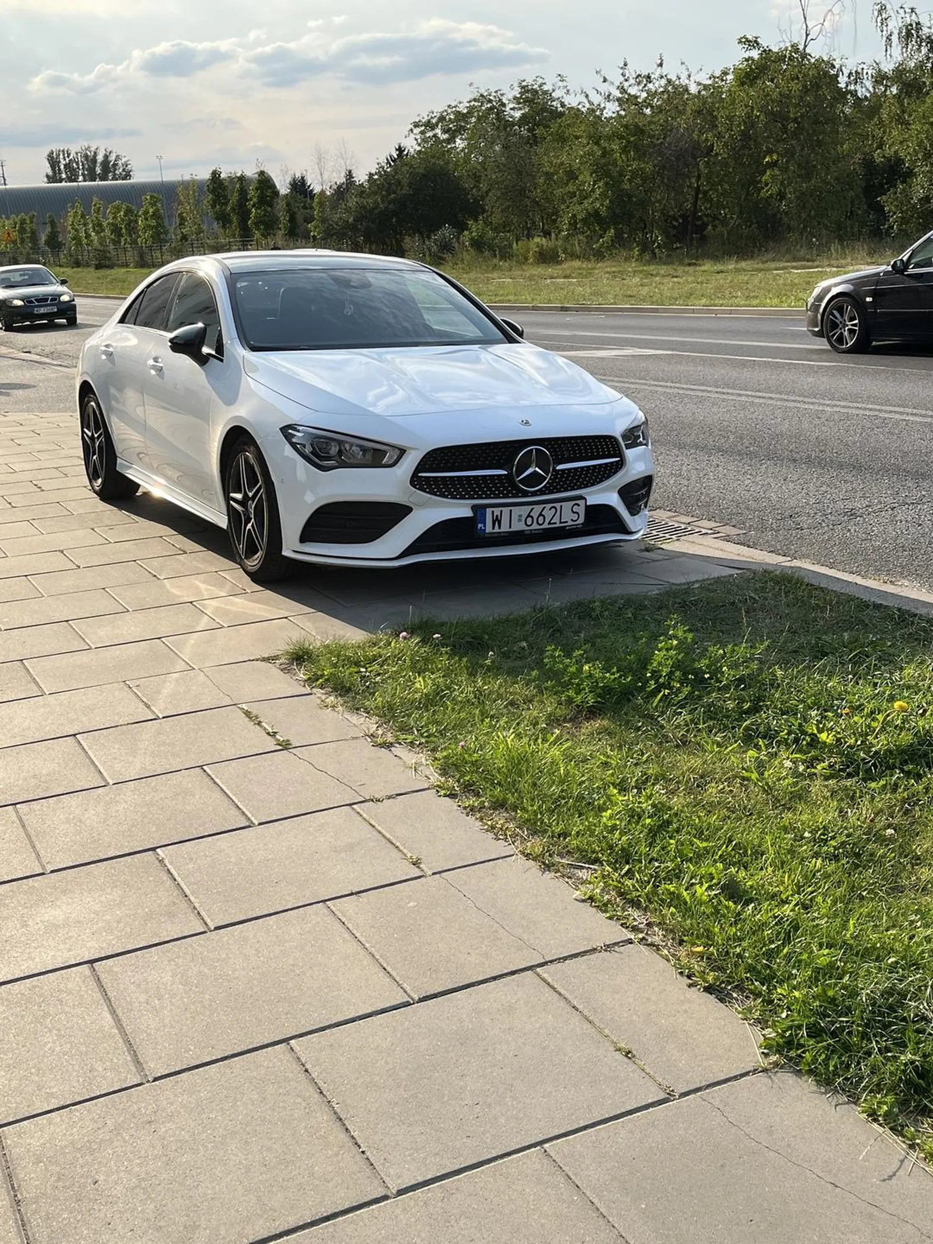 przejechal mnie i zlamal mi reke kierowca uciekl po zdarzeniu w dodatku kiedy chcial sie zatrzymac po zdarzeniu gdy czekalismy na policje zaparkowal na chodniku