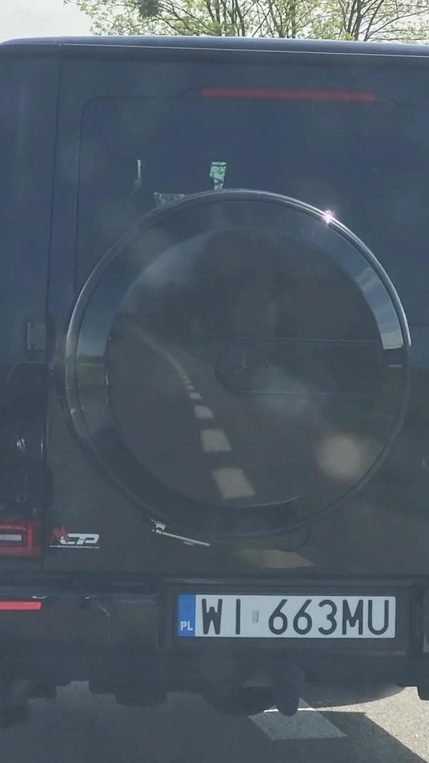 Idiotyczne zachowanie za kierownicą. Pan chyba stwierdził, że za wolno wyprzedzam ciężarówkę bo zaczął podjeżdżać mi na "dupę" i trąbić. W pierwszym możliwym momencie zjechałem na prawy pas. Gość władował się tuż przede mnie i  tak tak.... zhamował mnie. Przypomnę tylko, że za Nami jechał obladowany ciągnik siodłowy z naczepą z jakim sprzętem budowlanym. W aucie wiozłem żonę i dwoje małych dzieci (2 lata i pół roku). Cholernie nie pozdrawiam typa... oby Ci się kot do butów zesrał. (Zdjęcie zrobiła żona)