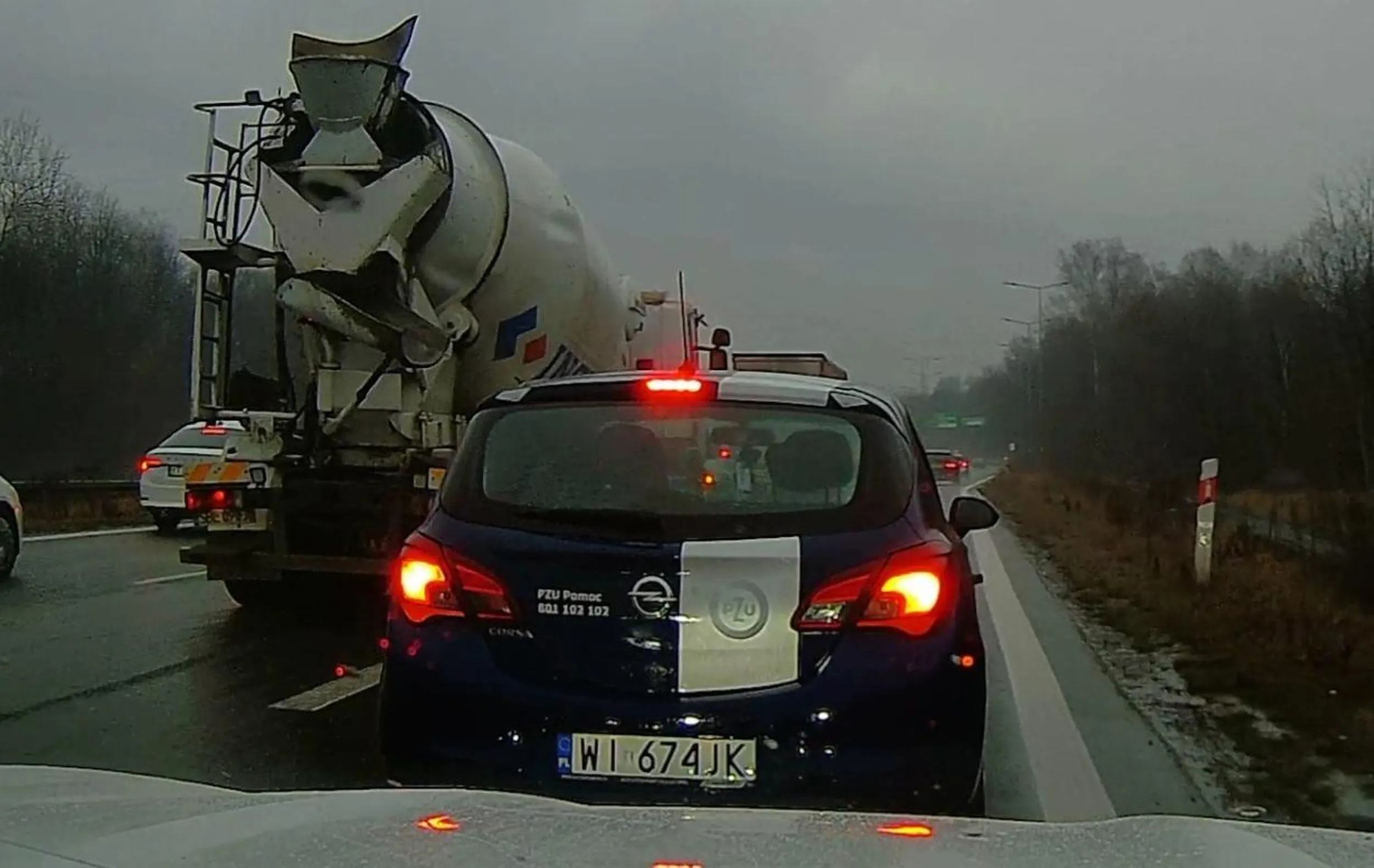 PZU powinno dokładniej weryfikować komu dają samochody służbowe, chyba że dają tym, których chcą się pozbyć... Pani jadąc autostradą A4 ok. 80 km/h zobaczyła kierunkowskaz w ciężarówce stojącej w korku, więc bez większego zastanowienia wyhamowała do 0, miała szczęście że wszyscy za nią wyhamowali, pytanie czy zrozumie co odwala na drodze.