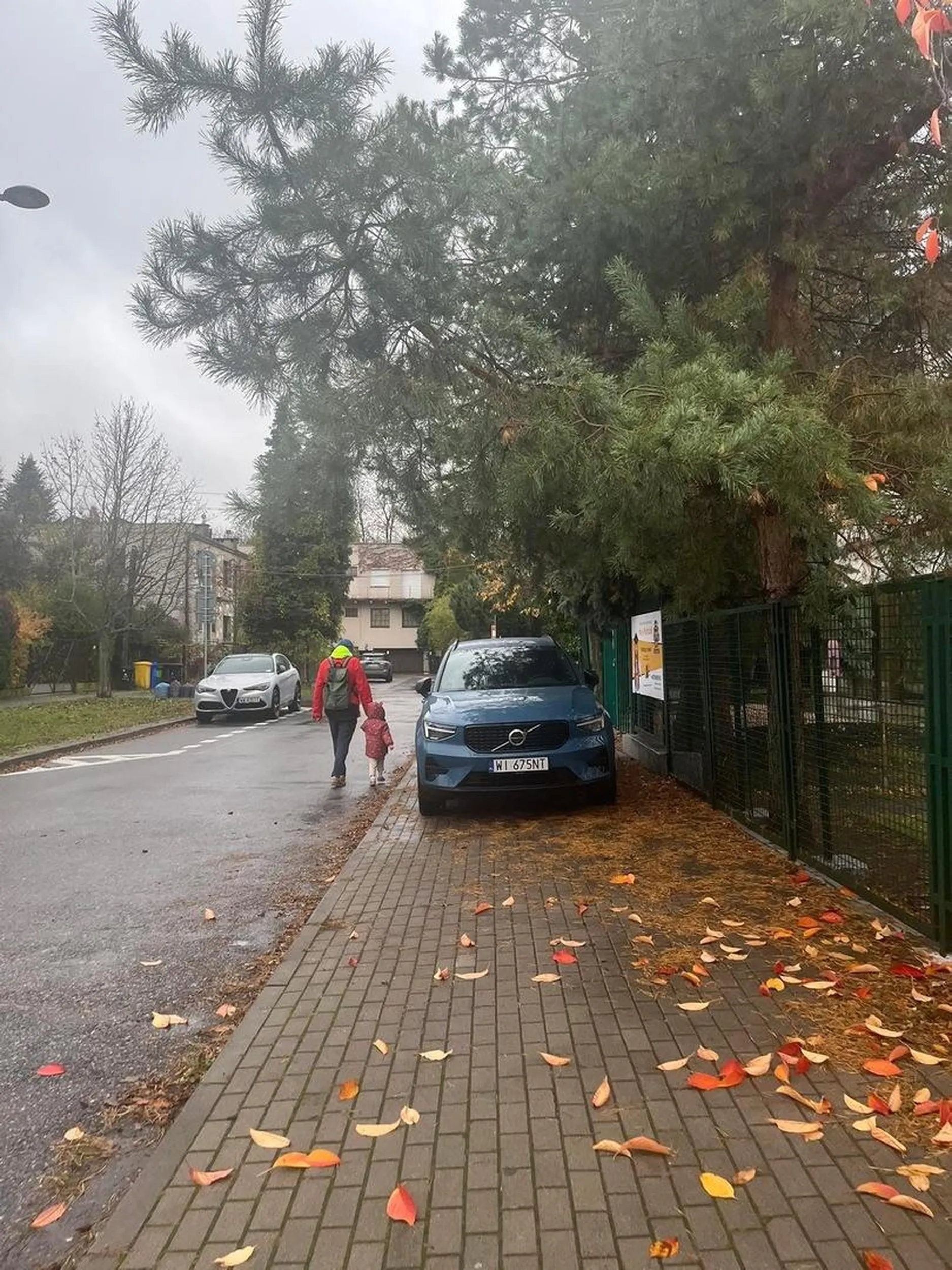 Parkuje na całej szerokości chodnika pod przedszkolem