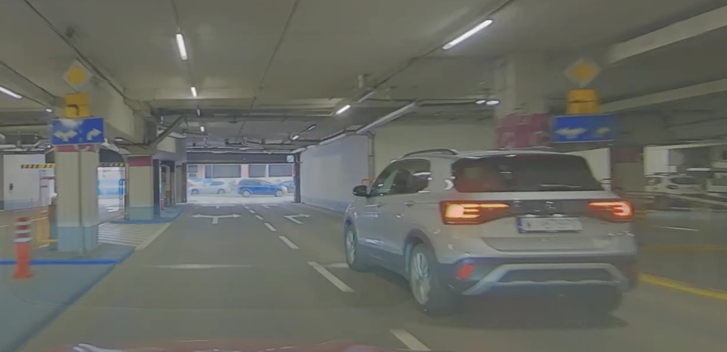 Zdemenciały przygłup po 10 udarach, o których pewnie nawet nie ma pojęcia. Nie umie używać kierunkowskazów, trąbi na prawidłowo jadące auto. Jeśli te ogromne znaki poziome i pionowe w garażu Arkadii Cię przerastają to wybierz sobie kwaterę na cmentarzu i przejdź za tęczowy most, ślepy Dziadu.