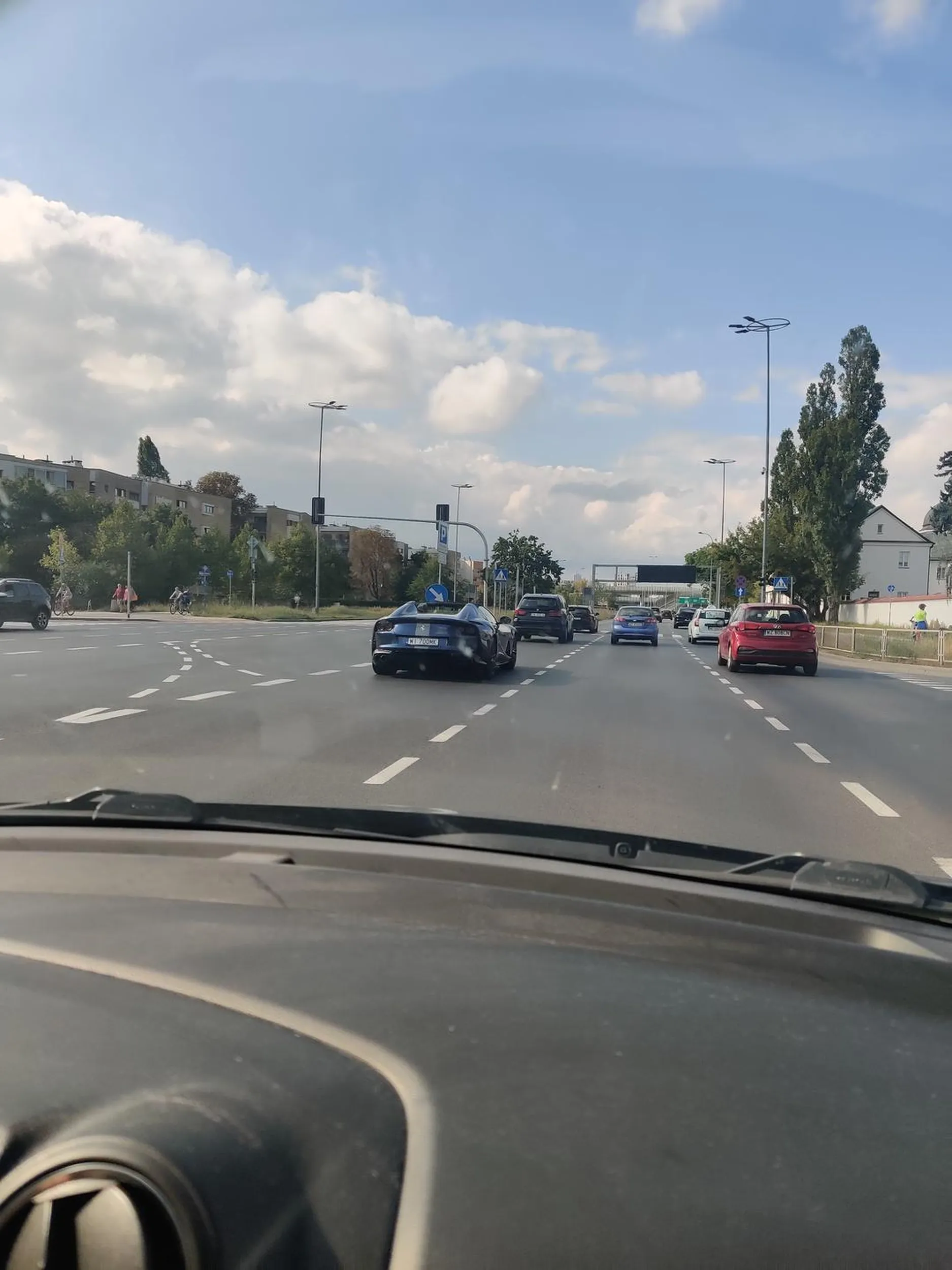 Kierowca jechał z dzieckiem z przodu, mam wrażenie, że nie miało 150, ale to do sprawdzenia - nie znam osoby, nie wiem w jakim wieku ma dziecko. Widziany na ulicy Czerniakowskiej w stronę centrum za Sadyba best moll