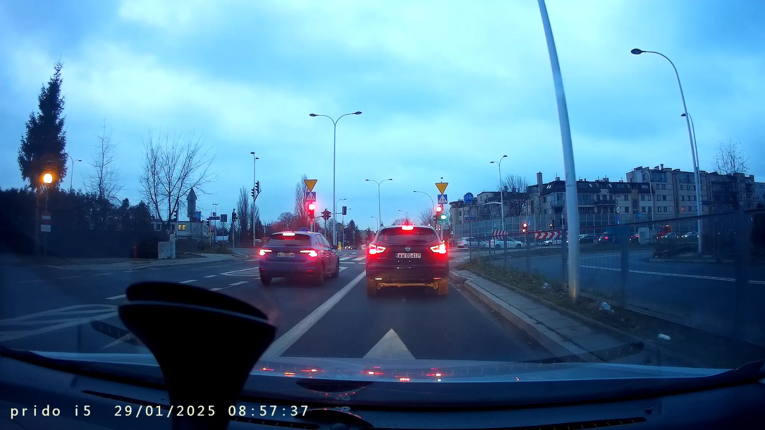 Tak sie śpieszyłeś po odwiezieniu gówniaka, że musiałeś ominąć pasem do skrętu w lewo samochody stojące na czerwonym, wjechać na skrzyżowanie na czerownym świetle nie zatrzymując się przed strzałka warunkowego skrętu i przecinając linie ciągłą? Łap wskazówkę: ogarniaj d*pę wcześniej, nie bedziesz musial sie spieszyc. Film idzie na policje, przy dobrych wiatrach zabiorą ci prawo jazdy.