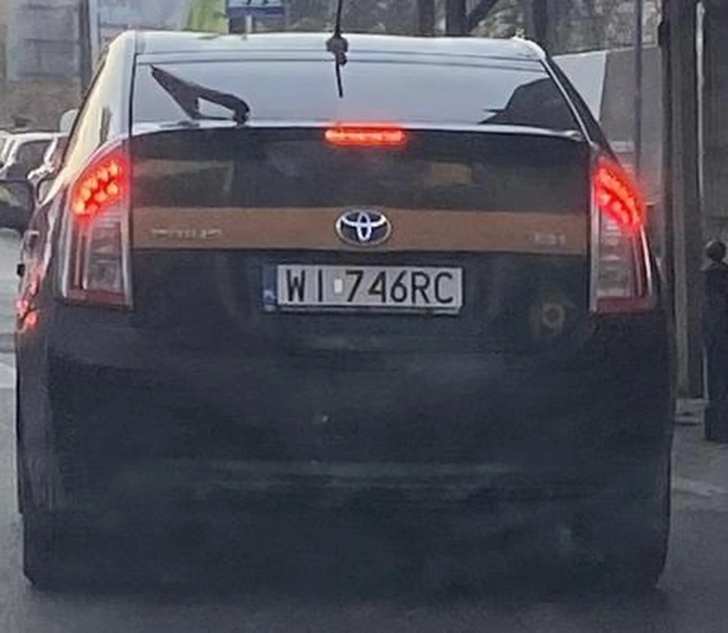 Facet jeździ priusem, a mimo wszystko nie czuje swojego auta i jeździ po środku na dwóch pasach, przez co blokuje możliwość wyprzedzenia go i stwarza niebezpieczne sytuacje na drodze. Dodatkowo ćpa, widziałem jak brał snusa na światłach.