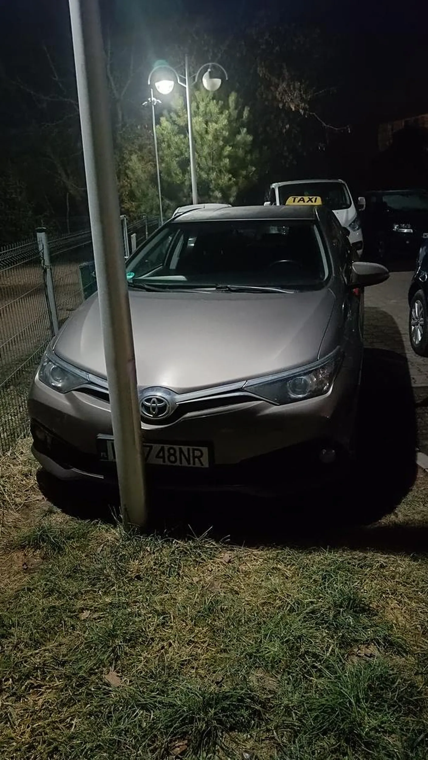Właściciel taksówki stanął sobie na prywatnym osiedlu na trawniku blokując swobodny wjazd na miejsce postojowe i niszcząc przy tym zieleń na naszym osiedlu