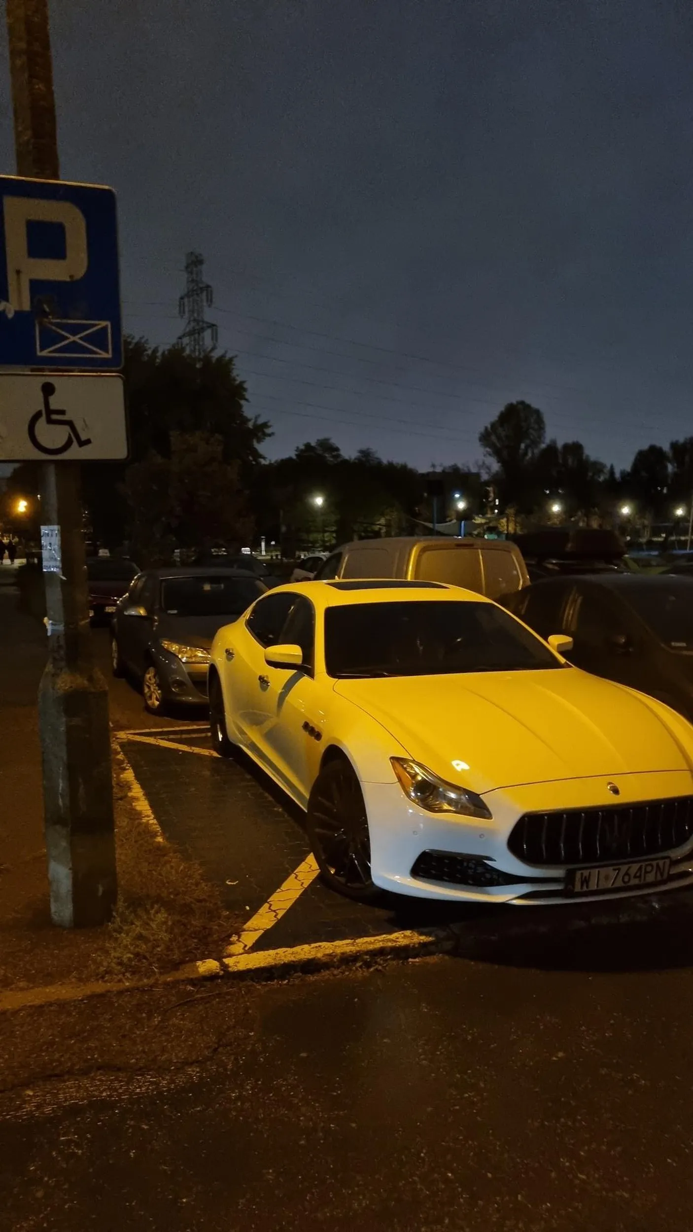 Buta i arogancja w najlepszym wydaniu. Zajmuje miejsce dla niepełnosprawnych.